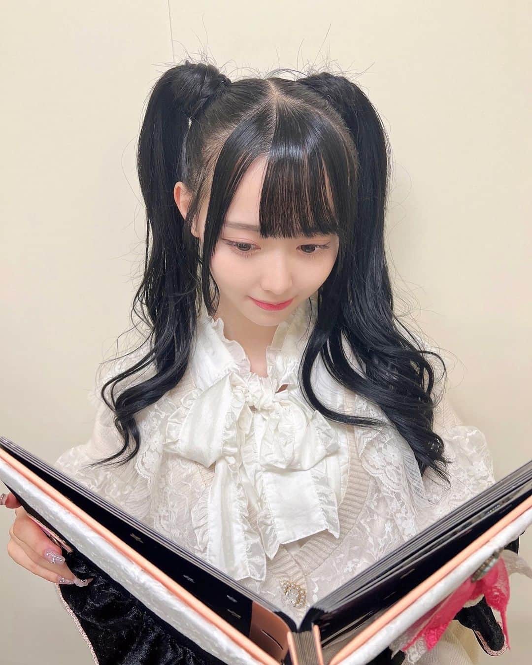 松本ももなさんのインスタグラム写真 - (松本ももなInstagram)「今日も好きでいてくれた?? ずっとそばにいてね♡‪ ૮ . ̫ .｡ აིྀ  お誕生日記念に🎂 心を込めて作って下さったアルバム 受け取りました🎀  手作りのクオリティも凄すぎて 細かいところまで本当に可愛い🫶🏻  毎年衣装のアルバムを頂いていて こんな幸せなことは当たり前では無いので 大切に大切にいっぱいみるね🪄 だいじだいじだよぉぉ✨  そしてメッセージが全部手書きで😭 内容も愛が詰め込まれてて嬉しくてすべて読みました💌  ぜんぶ一生の宝物🫰🏻 ももぐみさん心から感謝です。  いつも支えてくれるファンの方と いつも味方でいてくれるももぐみさんいてくれるから がんばれる！  いつもありがとう😭  🍑ིྀももぐみさんにおくりもも ハッシュタグのラバーはガチャがんばりました！！  理由は #推しと一緒につけるラバー っていうガチャなの 推し(いとしなもん)が衣装着てるので 推し活したかったの💕  すごーく些細な事だけど (*´`*)伝わってもらえたら嬉しい！  これからもよろしくね🤍  #高嶺のなでしこ #たかねこ #ももぐみ #ももぐみさんにおくりもも🍑 #ももなんにおくりもも #生誕アルバム #お誕生日記念アルバム #ももぐみ生誕企画 ✨」10月29日 22時51分 - momona.1012