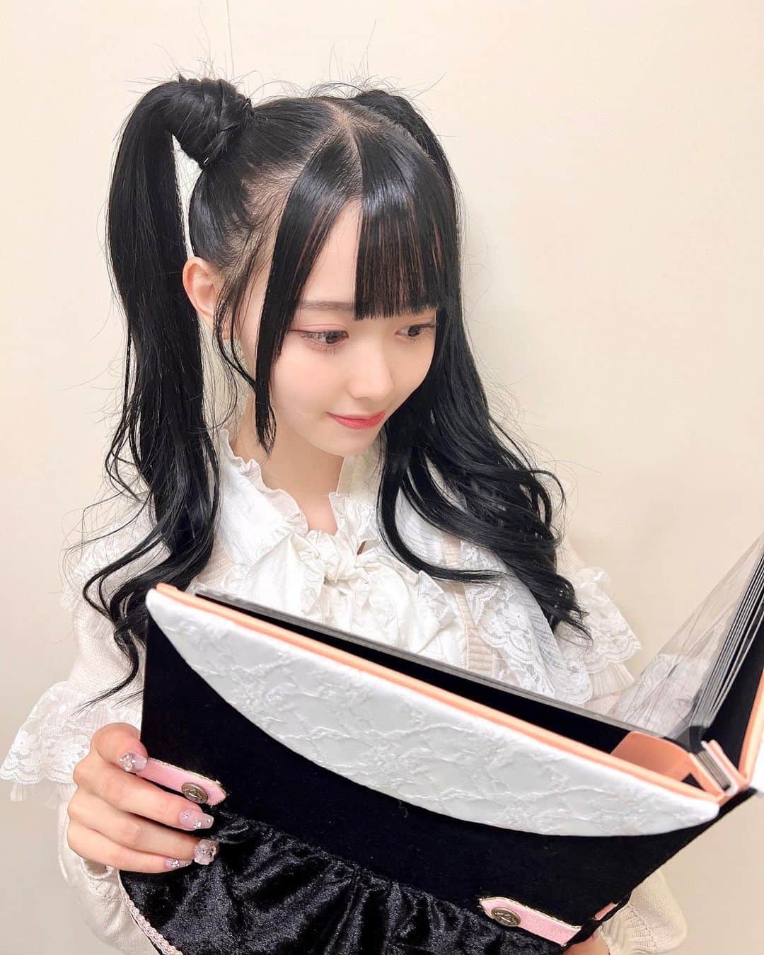 松本ももなさんのインスタグラム写真 - (松本ももなInstagram)「今日も好きでいてくれた?? ずっとそばにいてね♡‪ ૮ . ̫ .｡ აིྀ  お誕生日記念に🎂 心を込めて作って下さったアルバム 受け取りました🎀  手作りのクオリティも凄すぎて 細かいところまで本当に可愛い🫶🏻  毎年衣装のアルバムを頂いていて こんな幸せなことは当たり前では無いので 大切に大切にいっぱいみるね🪄 だいじだいじだよぉぉ✨  そしてメッセージが全部手書きで😭 内容も愛が詰め込まれてて嬉しくてすべて読みました💌  ぜんぶ一生の宝物🫰🏻 ももぐみさん心から感謝です。  いつも支えてくれるファンの方と いつも味方でいてくれるももぐみさんいてくれるから がんばれる！  いつもありがとう😭  🍑ིྀももぐみさんにおくりもも ハッシュタグのラバーはガチャがんばりました！！  理由は #推しと一緒につけるラバー っていうガチャなの 推し(いとしなもん)が衣装着てるので 推し活したかったの💕  すごーく些細な事だけど (*´`*)伝わってもらえたら嬉しい！  これからもよろしくね🤍  #高嶺のなでしこ #たかねこ #ももぐみ #ももぐみさんにおくりもも🍑 #ももなんにおくりもも #生誕アルバム #お誕生日記念アルバム #ももぐみ生誕企画 ✨」10月29日 22時51分 - momona.1012