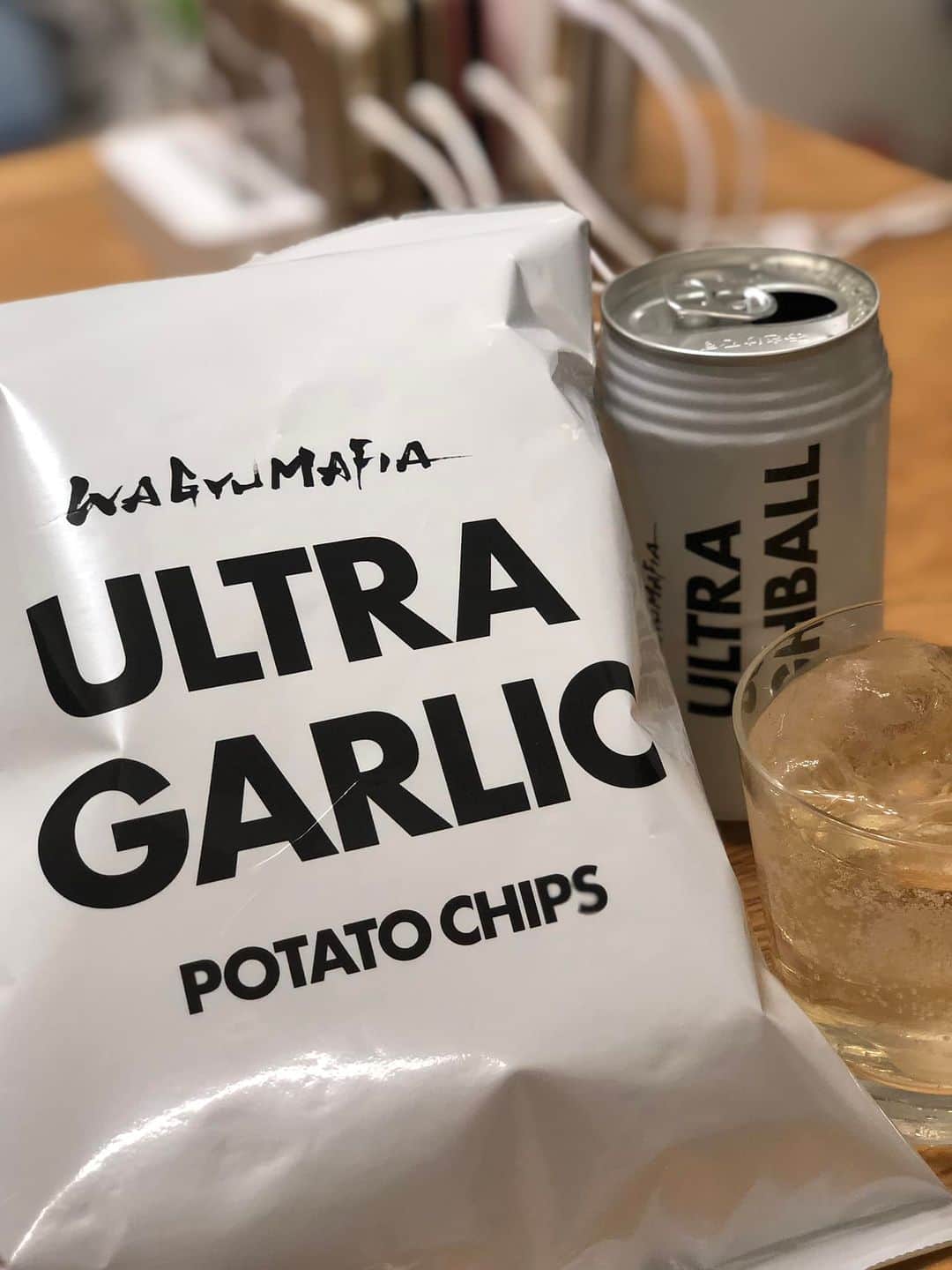 いとうまい子のインスタグラム：「お夜食 ハイボール…飲んだ事ないけど ポテチとセットで買ってみました😁」