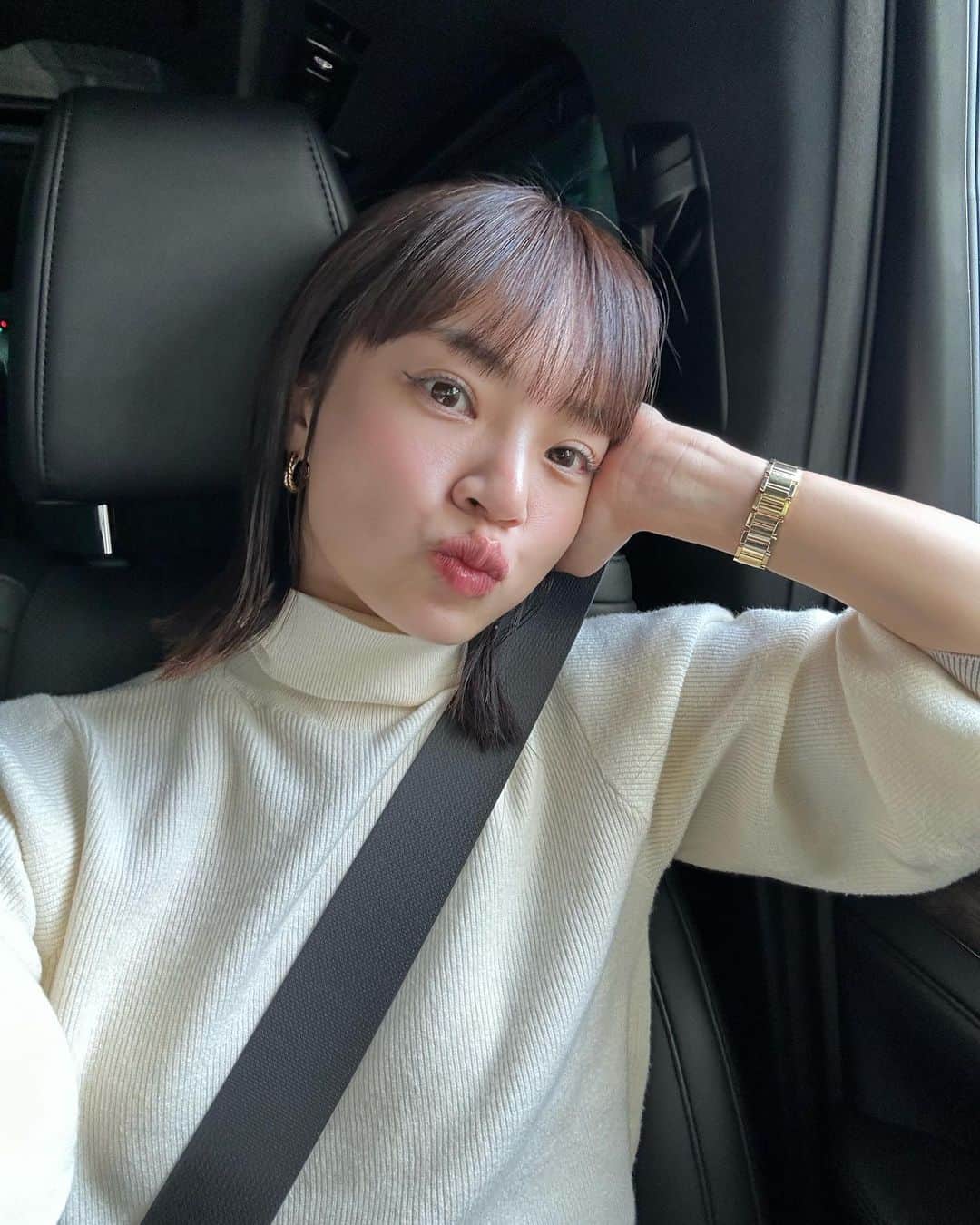 春名亜美さんのインスタグラム写真 - (春名亜美Instagram)「先日また @annfism でマツパをしてもらって、まつ毛くるんが絶好調だったから、その写真を頑張って撮ったんだけども、腹立つ顔になってすみませんね。  今、前髪あるから眉毛はほぼ描かなくていいし、アイメイクは目尻にアイラインをちょっと引くだけだから、3分あればメイク完成💄  4分あればチークも塗れる。  #マツパ #まつげパーマ #annfism」10月29日 23時16分 - amiharunaami