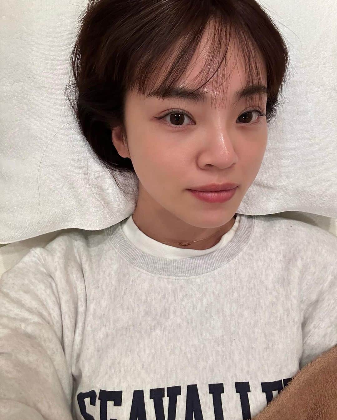 春名亜美さんのインスタグラム写真 - (春名亜美Instagram)「先日また @annfism でマツパをしてもらって、まつ毛くるんが絶好調だったから、その写真を頑張って撮ったんだけども、腹立つ顔になってすみませんね。  今、前髪あるから眉毛はほぼ描かなくていいし、アイメイクは目尻にアイラインをちょっと引くだけだから、3分あればメイク完成💄  4分あればチークも塗れる。  #マツパ #まつげパーマ #annfism」10月29日 23時16分 - amiharunaami