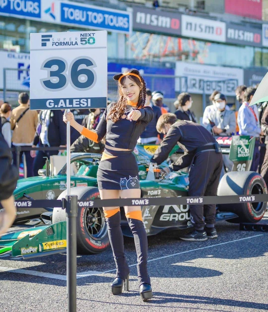 霧島聖子さんのインスタグラム写真 - (霧島聖子Instagram)「SUPER FORMULA Rd.9鈴鹿🎡 今回1大会2レースなので 今日Rd.9の予選と決勝が行われました🏎  Kuo VANTELIN TEAM TOM’S 36号車ジュリアーノは21位で完走、 37号車宮田選手は5位フィニッシュとなりました🏁37号車の終盤の追い上げには手に汗握りました…本当に速かった！  チーム＆私たちへの応援、 そして現地に会いに来てくれた皆さんありがとうございました‼️ 今回RQアピアランスではハロウィンの仮装で登場しましたよ🎃 にゃんこ大戦争ガールズはもともとにゃんこコスなので少し控えめに🎶 あと今日のスタート進行ではスタート3分前のフラッグ持ちを担当させていただいて、私は初めてだったのですごくすごく嬉しかったです(*^^*)  明日は遂に今シーズンを締めくくる最終戦😌 36号車と37号車の表彰台を願って❣️☝️ 最後迄Kuo VANTELIN TEAM TOM’S へ熱いご声援お願いします🧡🐈‍⬛ 明日もよろしくね✨  #SFormula #SUPERFORMULA #にゃんこ大戦争ガールズ #KuoVANTELINTEAMTOMS  #toms #スーパーフォーミュラ #にゃんこ大戦争 #RQ #racequeen #鈴鹿サーキット #鈴鹿 @tomsracing.co.jp」10月29日 23時29分 - seiko_kirishima