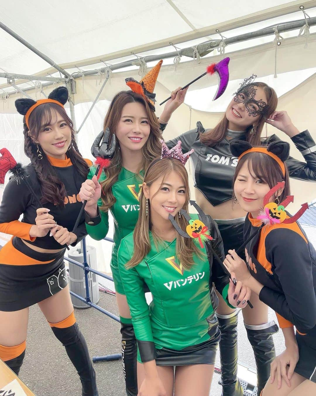 霧島聖子さんのインスタグラム写真 - (霧島聖子Instagram)「SUPER FORMULA Rd.9鈴鹿🎡 今回1大会2レースなので 今日Rd.9の予選と決勝が行われました🏎  Kuo VANTELIN TEAM TOM’S 36号車ジュリアーノは21位で完走、 37号車宮田選手は5位フィニッシュとなりました🏁37号車の終盤の追い上げには手に汗握りました…本当に速かった！  チーム＆私たちへの応援、 そして現地に会いに来てくれた皆さんありがとうございました‼️ 今回RQアピアランスではハロウィンの仮装で登場しましたよ🎃 にゃんこ大戦争ガールズはもともとにゃんこコスなので少し控えめに🎶 あと今日のスタート進行ではスタート3分前のフラッグ持ちを担当させていただいて、私は初めてだったのですごくすごく嬉しかったです(*^^*)  明日は遂に今シーズンを締めくくる最終戦😌 36号車と37号車の表彰台を願って❣️☝️ 最後迄Kuo VANTELIN TEAM TOM’S へ熱いご声援お願いします🧡🐈‍⬛ 明日もよろしくね✨  #SFormula #SUPERFORMULA #にゃんこ大戦争ガールズ #KuoVANTELINTEAMTOMS  #toms #スーパーフォーミュラ #にゃんこ大戦争 #RQ #racequeen #鈴鹿サーキット #鈴鹿 @tomsracing.co.jp」10月29日 23時29分 - seiko_kirishima