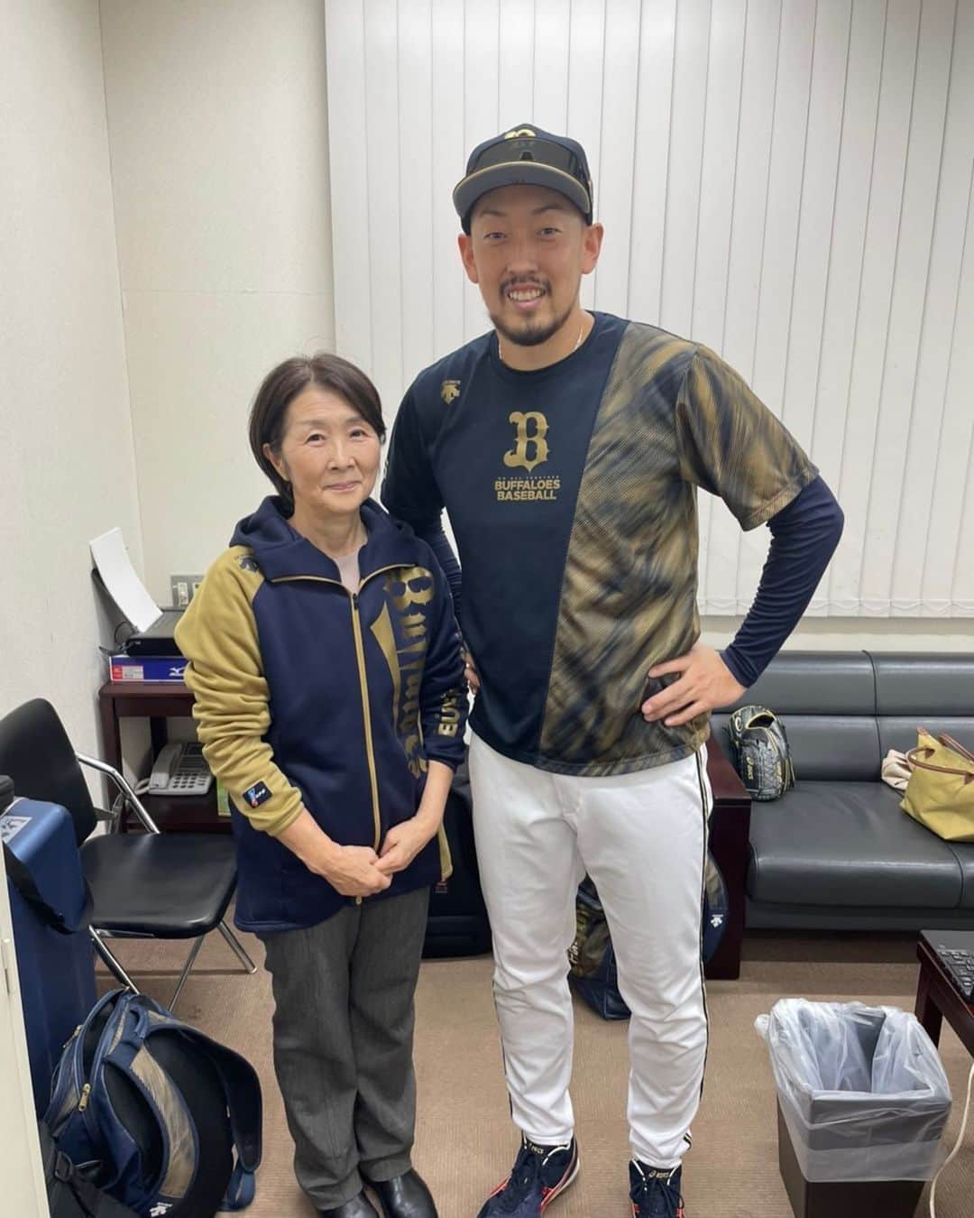 平野佳寿さんのインスタグラム写真 - (平野佳寿Instagram)「今日からオリックスのお母さんが応援に来てくれました。 そのおかげで勝てました！  お母さんも勤続30年を持ちまして今年で勇退されます。 ほんとうにお世話になりました。ありがとうございました。 来年から寂しくなりますがまた遊びに来てくださいね！  そして最後に一緒に日本一になりましょう！  #Bs2022」10月29日 23時22分 - yoshihirano66