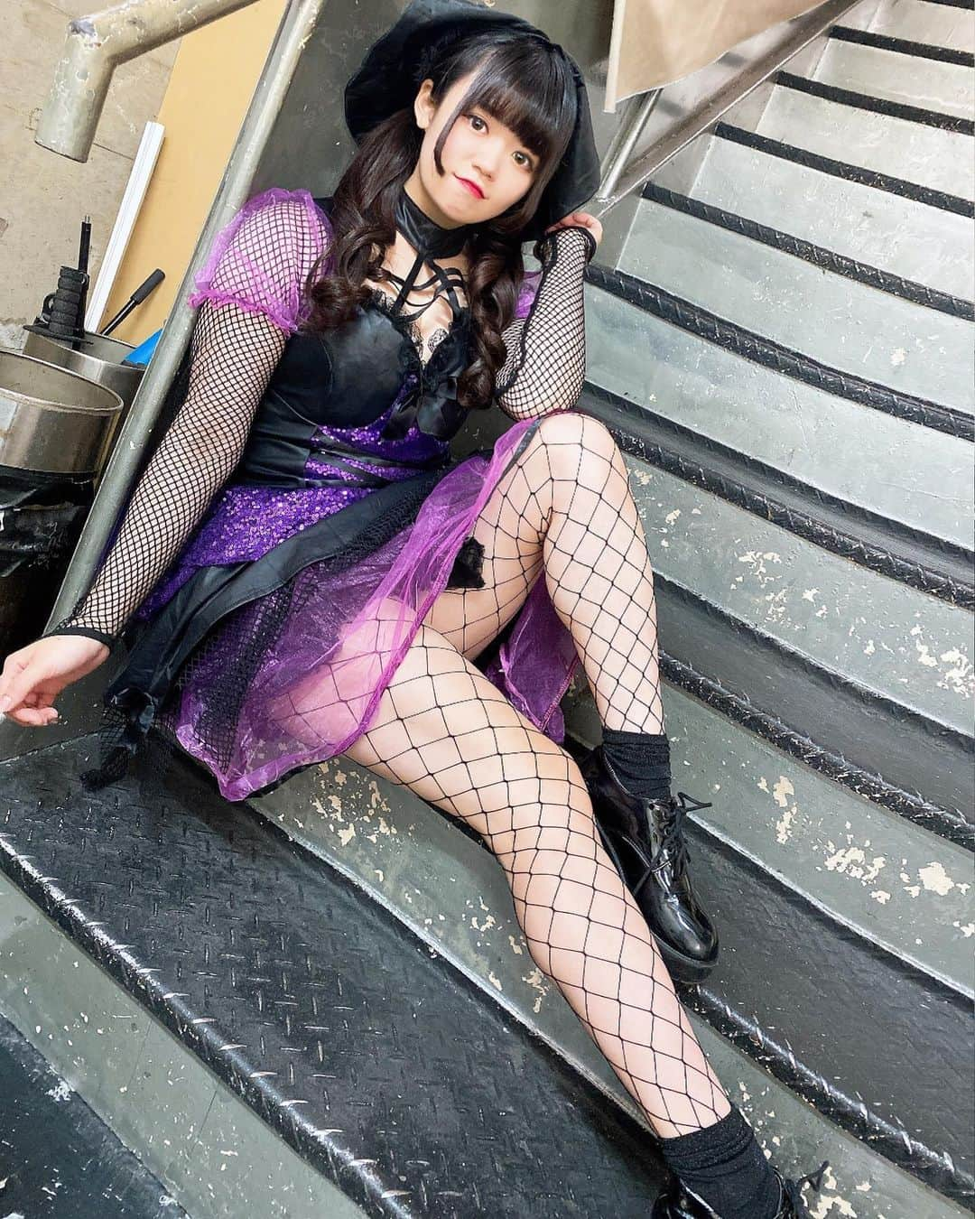 花咲希音さんのインスタグラム写真 - (花咲希音Instagram)「2022年4個目の仮装は【魔女】でした💜 あと2.3個あるから投稿楽しみに🪴💕  #魔女  #網タイツ  #谷間  #脚フェチ #仮装  #ハロウィン  #halloween #あざとい #ポートレート #撮影会 #グラビア #グラドル #girl #ぱっつん前髪 #前髪 #ぱっつん #姫カット  #巻き髪 #アイドル #idol  #atlepy #女優  #写真 #写真好きな人と繋がりたい #グラビア好きと繋がりたい #actress #花咲希音 #自撮り#グラドル自画撮り部  #indy_photolife」10月29日 23時27分 - __n__o__n