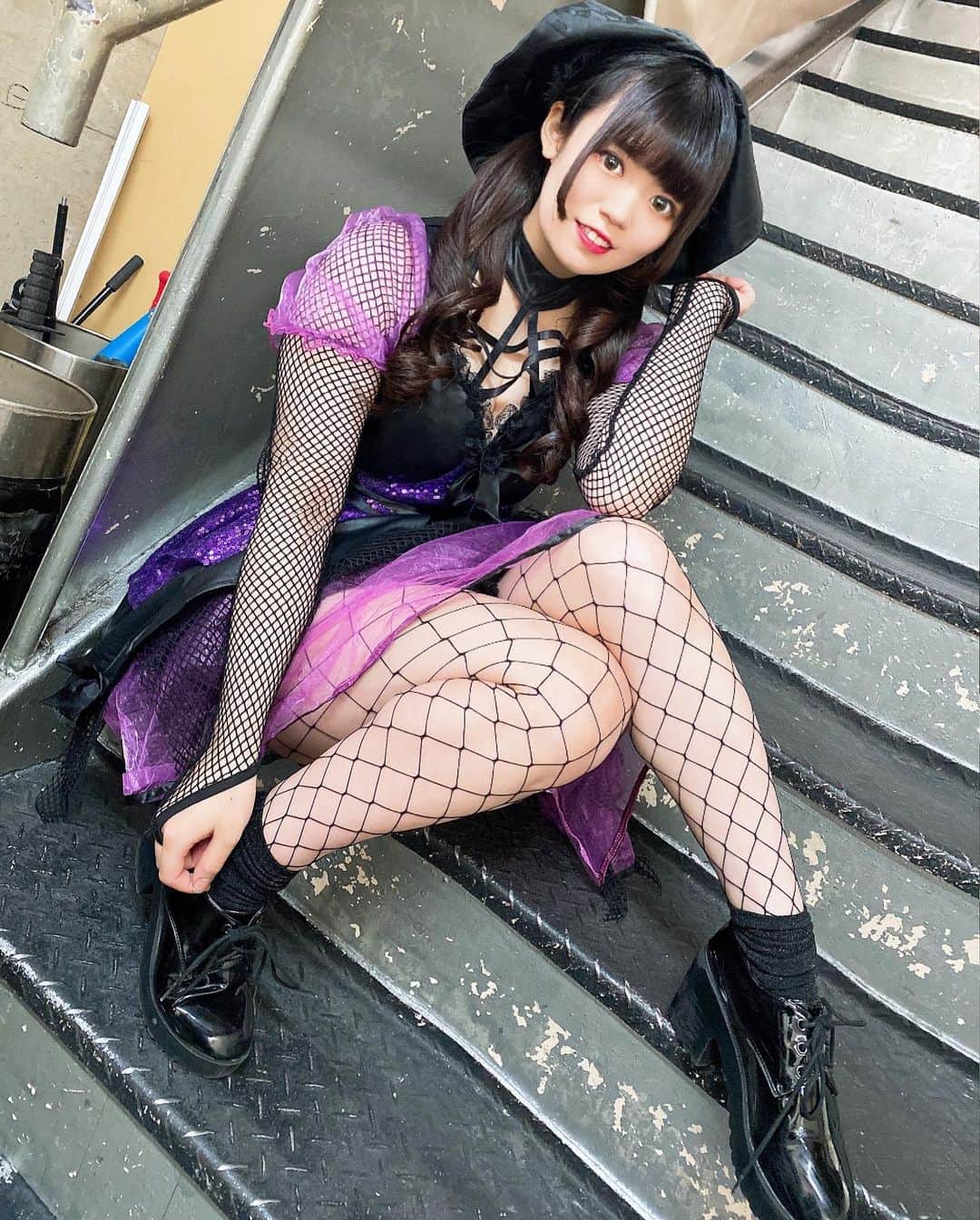 花咲希音のインスタグラム：「2022年4個目の仮装は【魔女】でした💜 あと2.3個あるから投稿楽しみに🪴💕  #魔女  #網タイツ  #谷間  #脚フェチ #仮装  #ハロウィン  #halloween #あざとい #ポートレート #撮影会 #グラビア #グラドル #girl #ぱっつん前髪 #前髪 #ぱっつん #姫カット  #巻き髪 #アイドル #idol  #atlepy #女優  #写真 #写真好きな人と繋がりたい #グラビア好きと繋がりたい #actress #花咲希音 #自撮り#グラドル自画撮り部  #indy_photolife」
