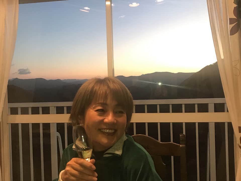 橋本志穂さんのインスタグラム写真 - (橋本志穂Instagram)「毎日こんな景色を観れる幸せ❣️ 仲間とワインと 絶景〜 みんなで料理して おっちゃんおばちゃんが子供みたいに笑って過ごした。  #軽井沢 #絶景 #夕暮れ」10月30日 1時24分 - shihohashimoto3