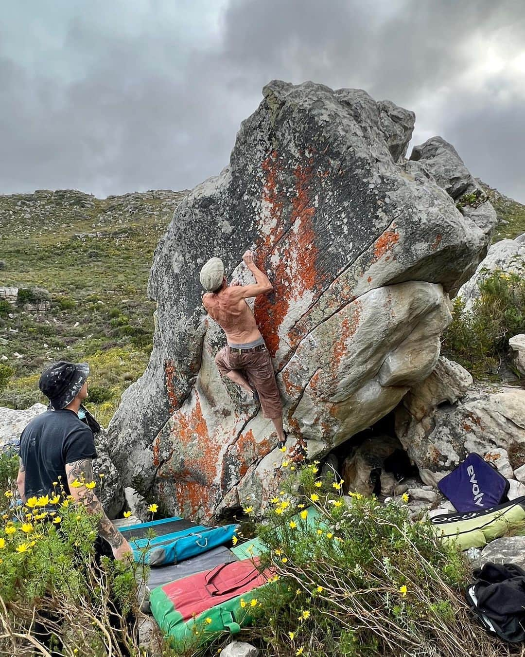 フレッド・二コルのインスタグラム：「Still impressed by my brother François… @francois_rock_nicole … #bouldering climbing #family picture by @savetheearth」