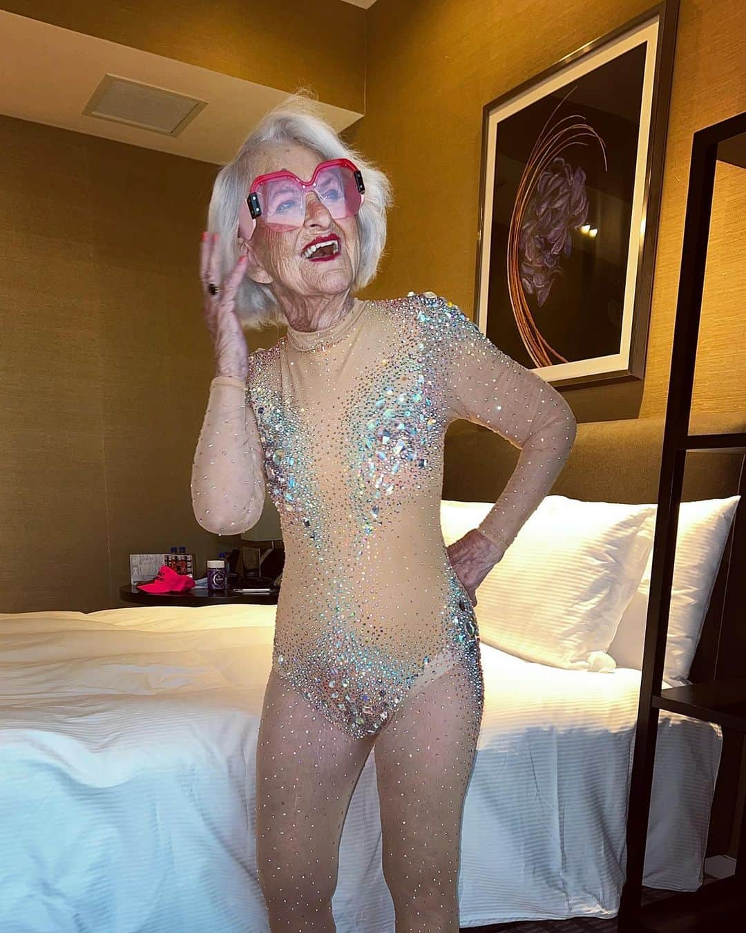 ファンキーグランマさんのインスタグラム写真 - (ファンキーグランマInstagram)「The Queen Has Been Reincarnated Luv…. 🫖 💋」10月30日 1時51分 - baddiewinkle