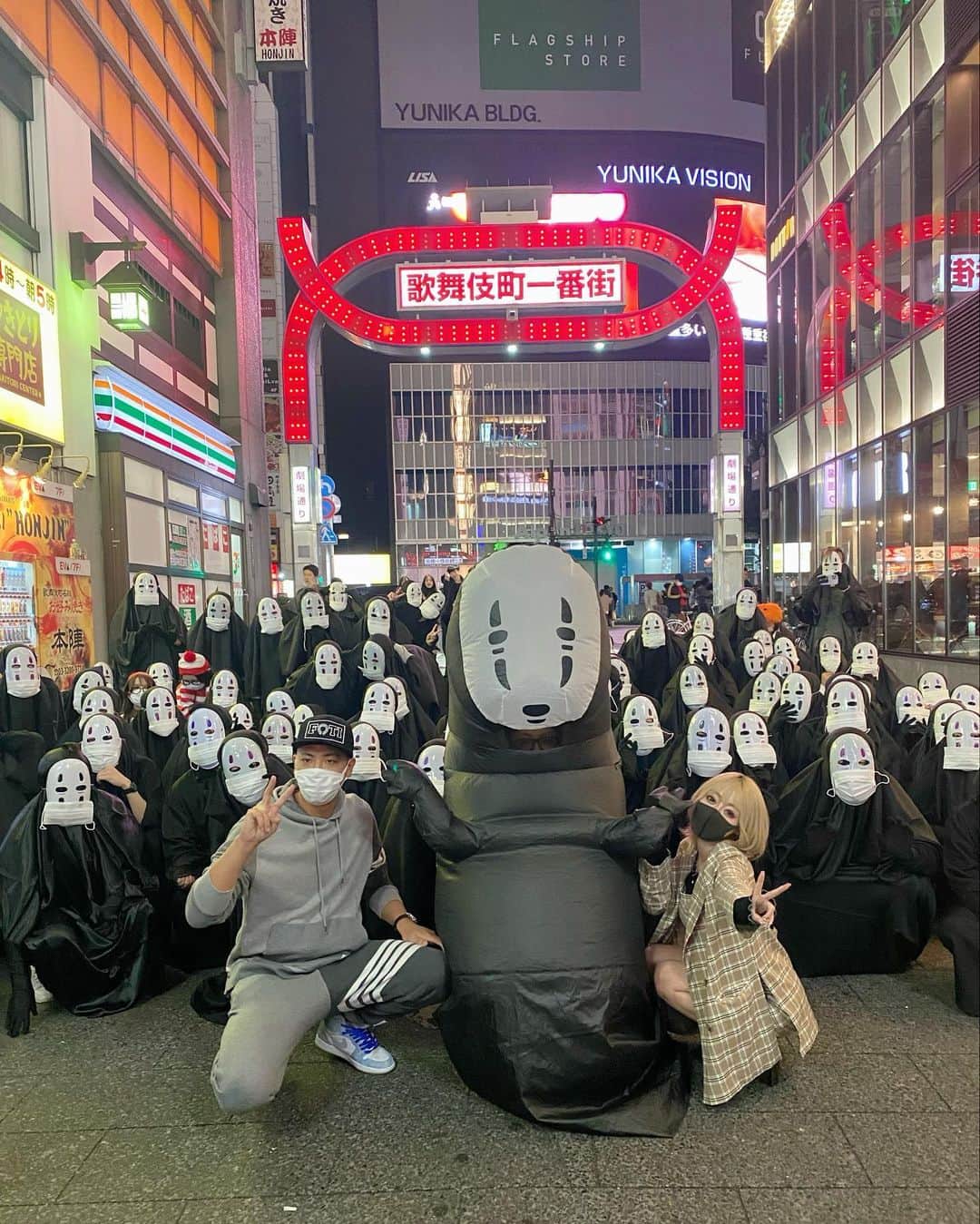 せリかまちょ（奥脇晴梨夏）のインスタグラム：「ハロウィンで100人カオナシ企画してみました👻🎃 ・ ・  #ハロウィン #カオナシ #歌舞伎町」