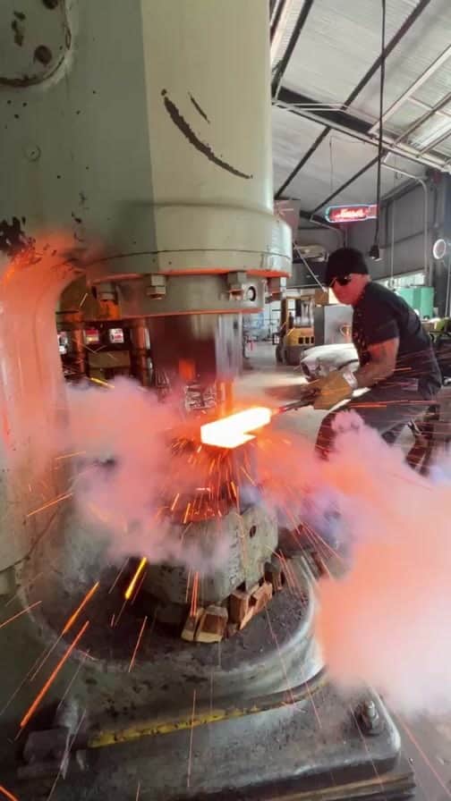 ウエストコーストチョッパーズのインスタグラム：「Saturday Forging💥」