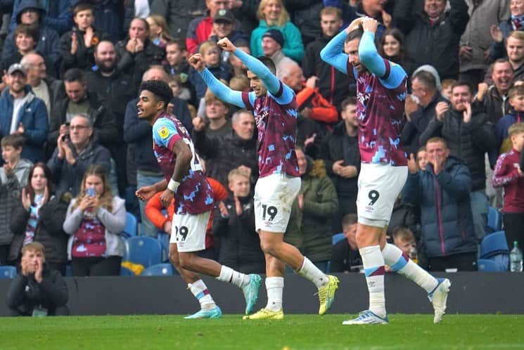 ジェイ・ロドリゲスさんのインスタグラム写真 - (ジェイ・ロドリゲスInstagram)「Last minute winner and another 3️⃣ points Turf moor was rocking🎶」10月30日 3時45分 - jayrodriguez_9