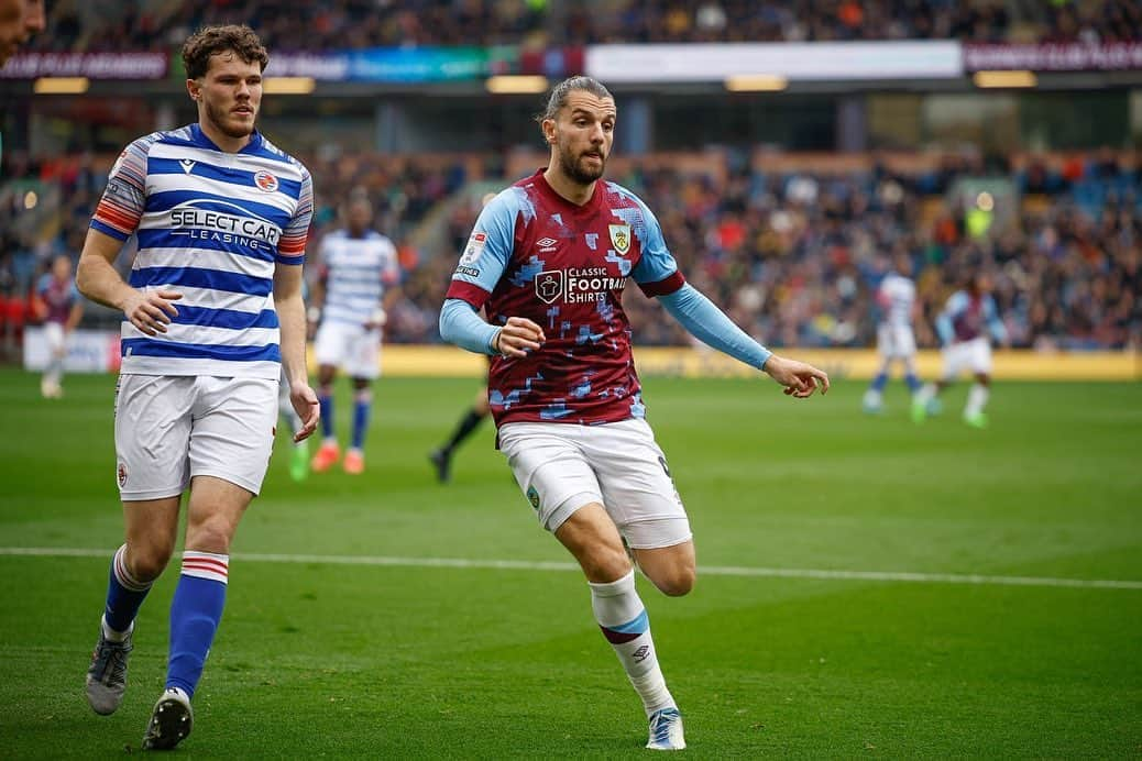 ジェイ・ロドリゲスのインスタグラム：「Last minute winner and another 3️⃣ points Turf moor was rocking🎶」