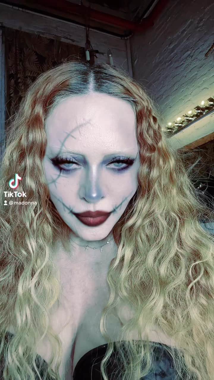 マドンナのインスタグラム：「🎃👻🎃💀🧙🔥 Happy Halloween!」