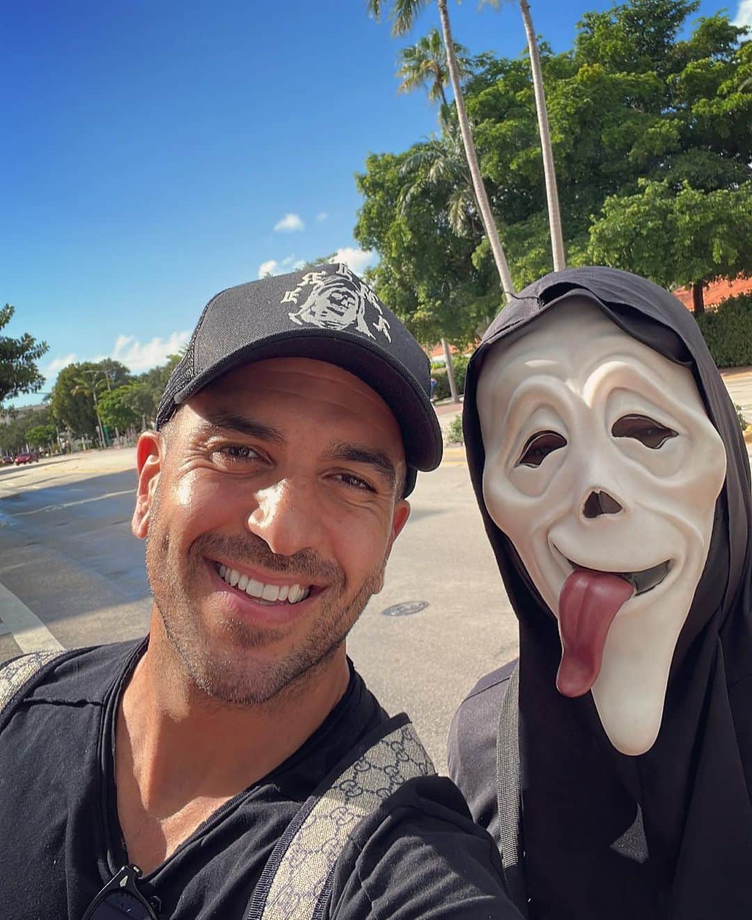 エリヤス・エンバレクのインスタグラム：「Happy Halloween🎃」