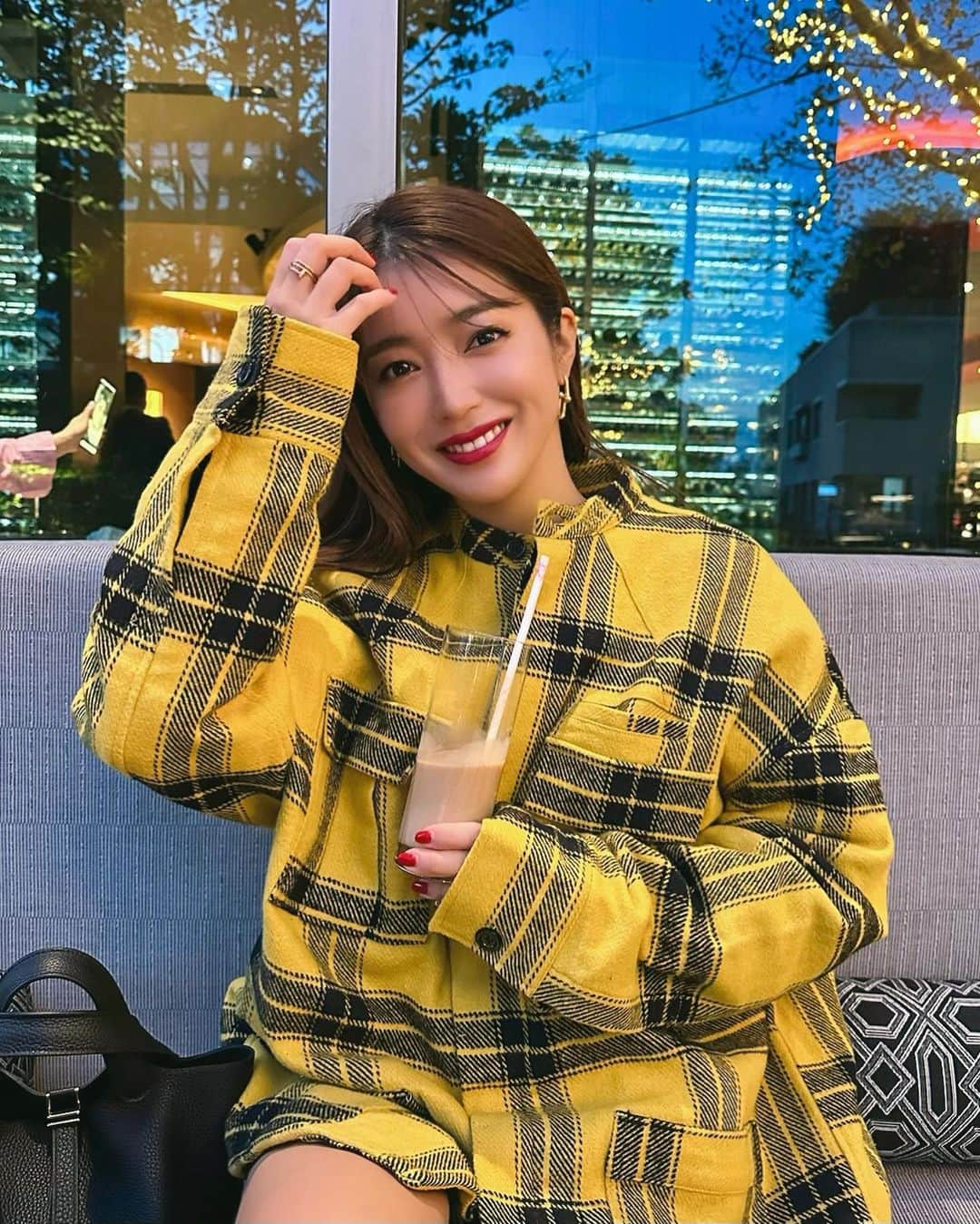 のインスタグラム：「カジュアルコーディネート💛 一見シャツの様に見えるけど、中がダウンになっていて温かいコートなんです☺︎  #outfit #love #fashion」