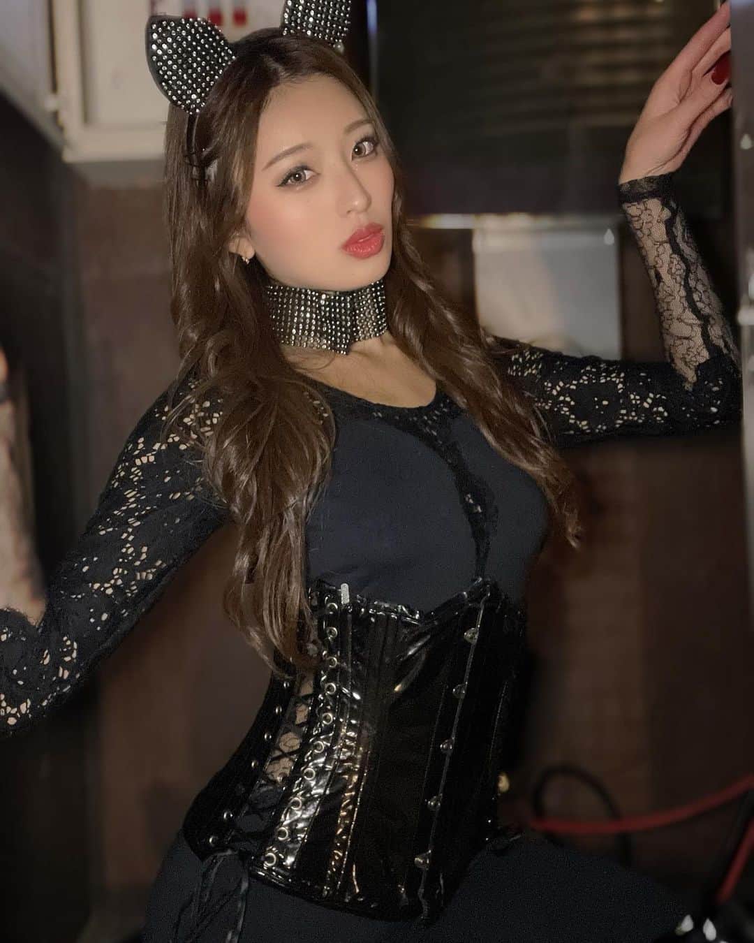 MIYABIのインスタグラム：「みやにゃんこっ🐈💜  本日10/30(日)ハロウィンLIVEのため大阪に向かっております🚅  16:45〜17:10 会場はタカラオオサカです💜  仮装して登場するので楽しみにしててね👻💕  一緒に楽しいHALLOWEENにしましょ？🎃  お待ちしてます💜💜💜  #ハロウィン  #コスプレ  #サイバージャパンダンサーズ」