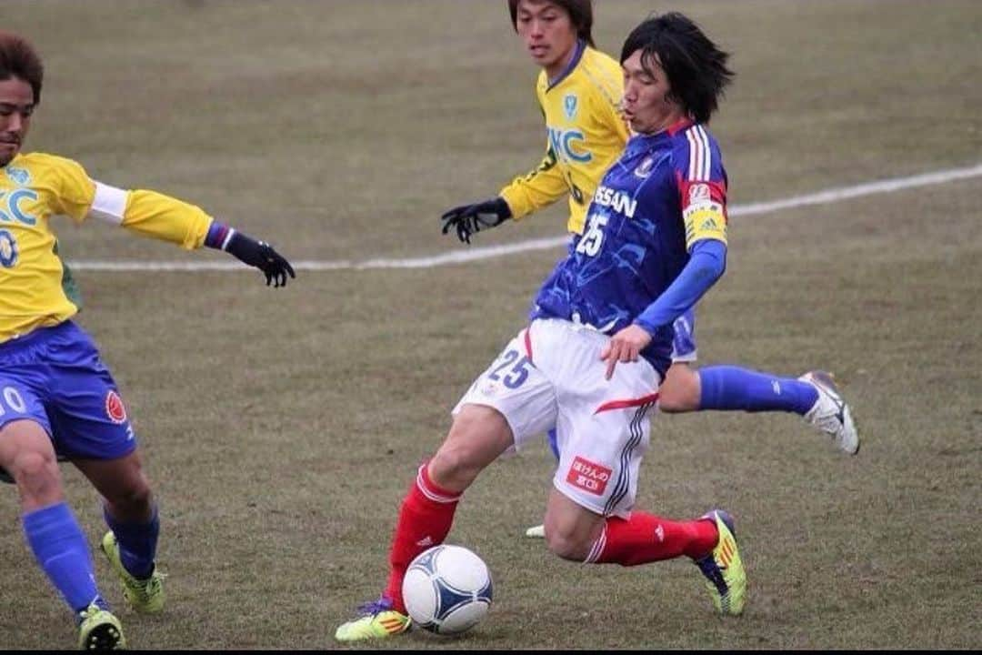 高木和正のインスタグラム：「【憧れの選手】  子供の頃からずっと憧れの一番好きなサッカー選手は中村俊輔選手です プロになってから19年間選手名鑑にも好きなサッカー選手は「中村俊輔」  僕が中学3年生の時、中村俊輔さんが大好きすぎて横浜F・マリノスユースの選考会にいきました。 香川県出身のなにも知識のない中学生がユースに入れば近くでサッカーができると勝手に思い込み神奈川県までいきました。  結果は選考会ではなにも出来ずに落選。 その後香川西高校に進学しいつか中村俊輔選手と一緒にサッカーができることを夢みてやってきました。  公式戦では一度も試合をすることはできませんでした。 栃木SC時代の2012年シーズン前にプレシーズンマッチで中村俊輔選手と試合をしました。 お互いキャプテンで試合前に握手をした時は嬉しすぎて倒れそうになったのを今でも覚えています。 この試合は公式戦ではなかったのですがサッカー人生で1番の思い出の試合になりました。  2022年シーズンで引退をすると記事をみた時は残念な気持ちになりましたが26年間日本サッカー界の先頭に立ち沢山の人に夢や感動を与えてくれてありがとうございました。  そして本当にお疲れ様でした。  #高木和正 #憧れの選手 #2012年 #プレシーズンマッチ #栃木SC #横浜Fマリノス #中村俊輔選手 #キャプテン #握手 #感動 #2022年 #横浜FC #引退 #たくさんの感動をありがとうございました #本当に現役生活お疲れ様でした」