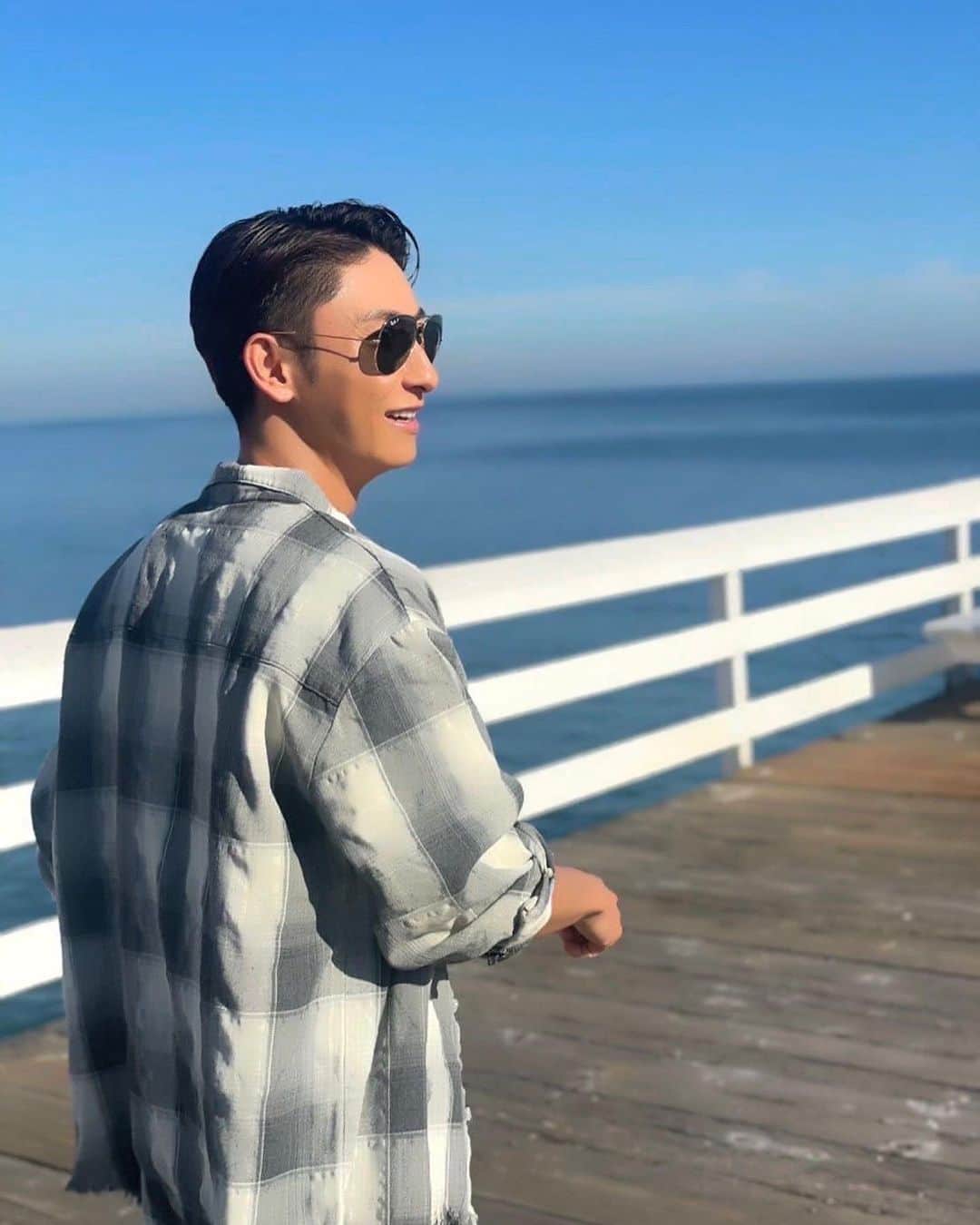 與真司郎のインスタグラム：「みんなー！！やっほー✌️✌️✌️ 元気ですかー？！ アメリカにいすぎて、日本が恋しくなってきた今日この頃🥺🥺🥺  この前スタッフさんとマリブにいったよー🏝  1枚目　#ナチュラル笑顔司郎 2枚目　#甘すぎるTHEアメリカっぽいケーキをスタッフさんとみんなでわけわけ 3枚目　#瞑想中🧘(嘘。。。) 4枚目　#えーケーキマジで頼んじゃうのって言ってる瞬間 5枚目　#俺だって悩む時はあるよ 6枚目　#これ待ち受けにしたらいいこと起きるよ🦭🦭🦭」