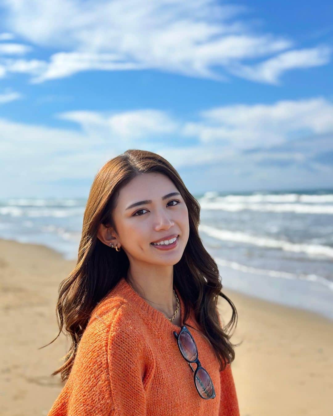坪井ミサトのインスタグラム：「26歳start🌟  心こもった温かいメッセージ ありがとうございます🥹🧡 全て読んでいます！  野生の鹿や猪が出るような ド田舎から勢いで上京してきて 約6年が経ちました🐗🦌笑  25歳まではただがむしゃらに 後先考えず進んできましたが、 今年1年は新たな挑戦もあり、 毎日が一瞬で充実しています。  いつも応援してくださるファンのみなさん、 支えてくれる友達、家族。 周りの皆さんのおかげで今の自分がいます。  こんな私をいつも応援してくださり 本当にありがとうございます。 感謝の気持ちでいっぱいです😭  26歳もタレント、トレーナーとして 仕事も趣味も遊びも楽しみながら 全力で進んでいきますので よろしくお願い致します💪🏽✨  #誕生日 #抱負 #感謝 #いつもありがとうございます #これからもよろしくお願いします」