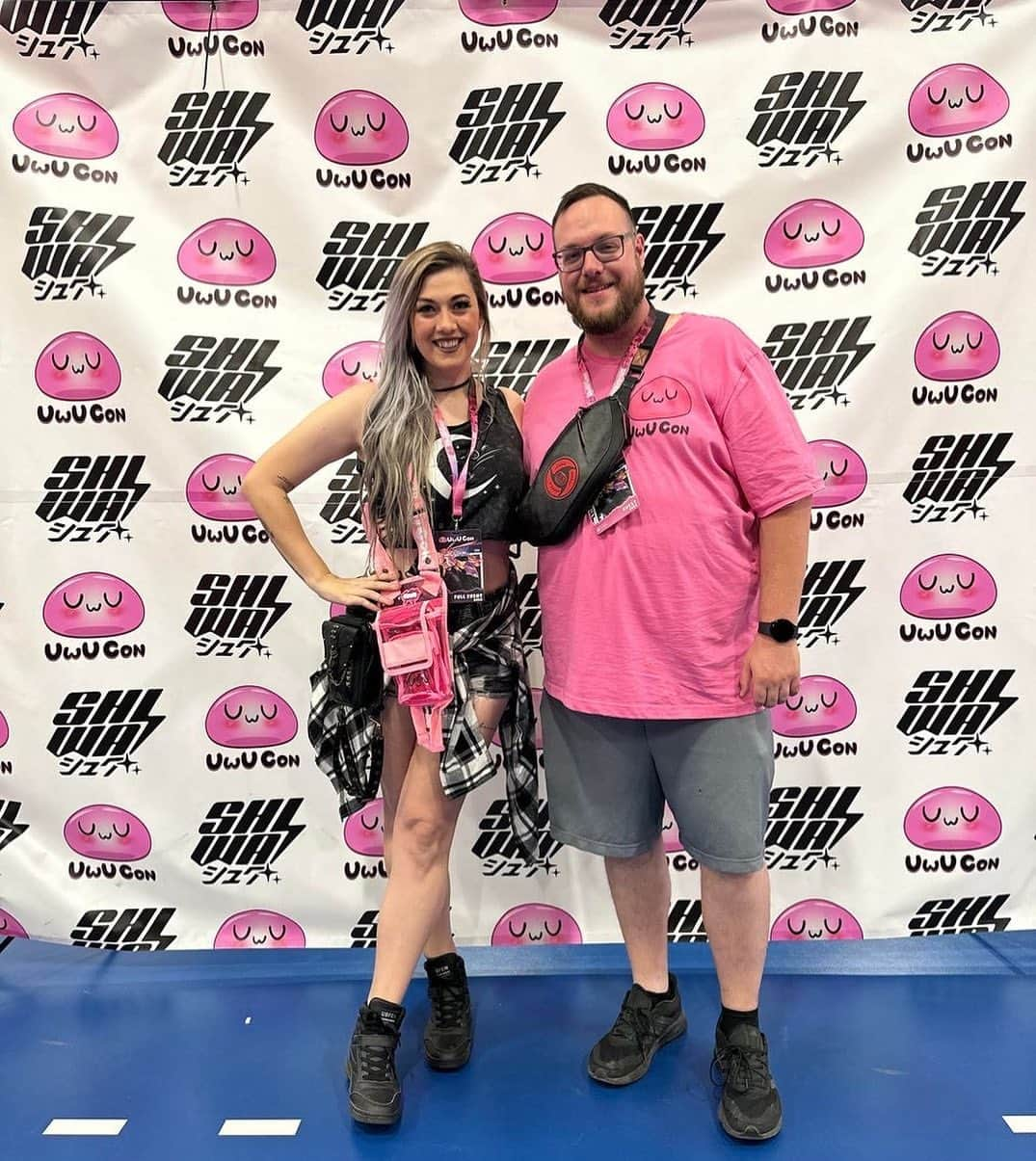 リンジー・エリースのインスタグラム：「Whoa, whoa, whoa 😮 Bigggg shoutout to @gglindsayelyse for coming through to check out @uwuconaz and chatting with one of our founders! 😍😍😍 (Also, how cute does this @shwainc UwU Con exclusive bag look on Lindsay?? 🤩)」