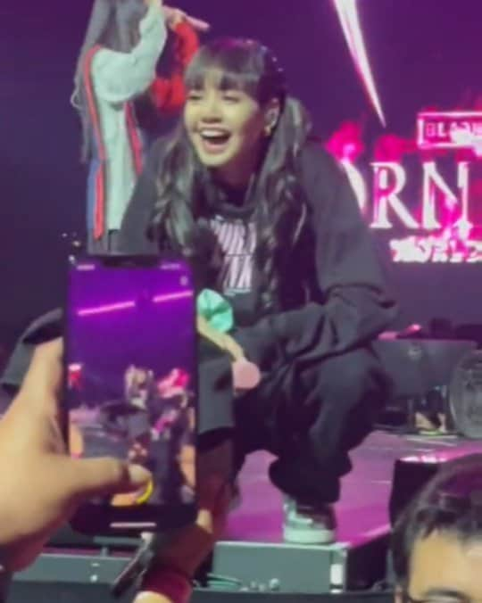 リサのインスタグラム：「Bornpink World Tour in HOUSTON—Sound Check fancam . . ctto: . #LISA #LALISA #리사 #블랙핑크 #BLACKPINK #LALISAMANOBAN #LALISAMANOBAL #blackpinklisa #lisablackpink」