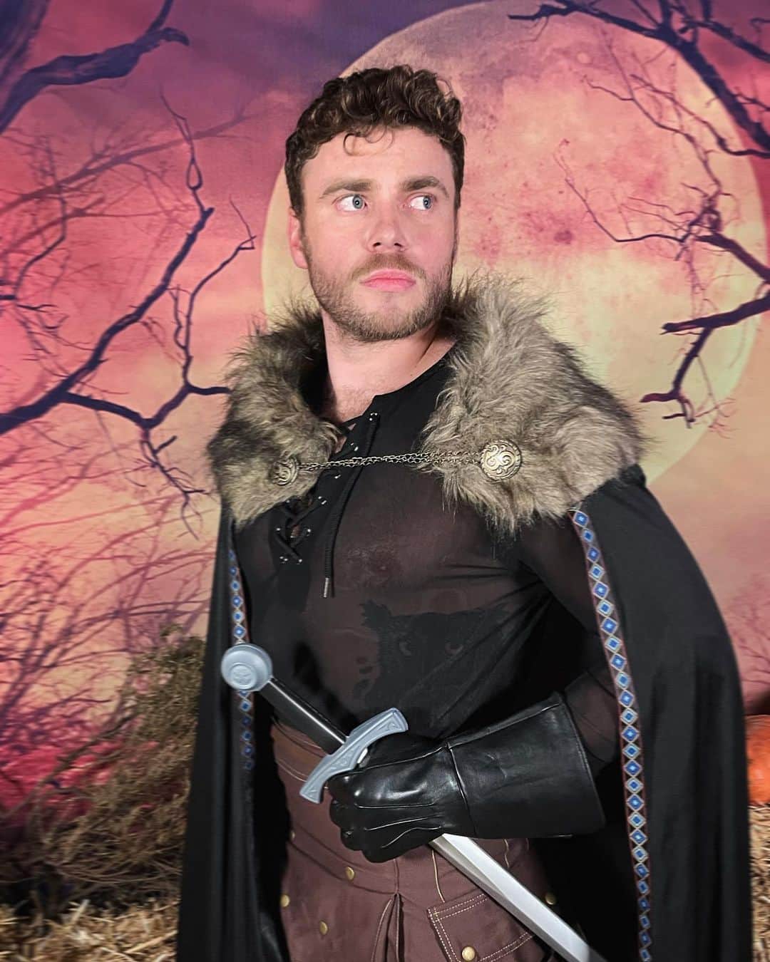 ガス・ケンワージーのインスタグラム：「King (Queen) of the North 👑⚔️🐉」