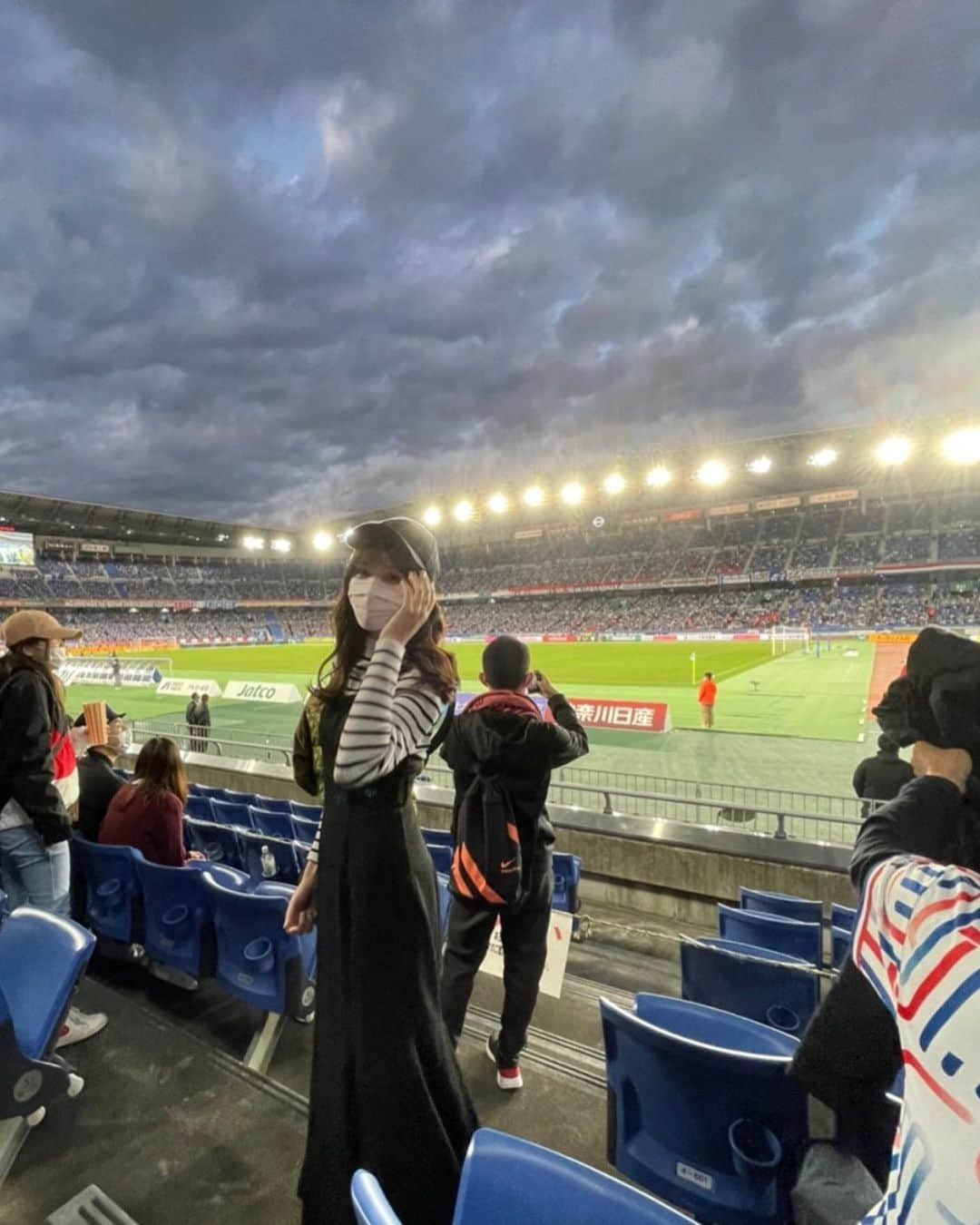 伊藤友里さんのインスタグラム写真 - (伊藤友里Instagram)「久しぶりにＪリーグ観戦⚽️  横浜F・マリノスvs浦和レッズ 条件によっては優勝が決まるかもしれないビッグゲームで大盛り上がりでした✨  声出しの応援が再開されていて応援歌が聞けて嬉しい🚩🎶  マリノスの鋭くて迷いのないパスやシュートに勢いを感じつつ💨  今回のゆりすぐりはレッズの鈴木彩艶選手⚽️(←ゆりすぐりって久々に言いました🤣)  控えでアップをしている中で 試合が中断した時にピッチへ向かい急いでコーナーの芝生が荒れている部分を踏んで平らにしていて  ピッチ外でも自分がチームのためにできることをやる仕事人だなあと感動しちゃいました🥺✨  #Ｊリーグ　#ゆりすぐり　#横浜fマリノス #浦和レッズ」10月30日 9時00分 - ito_yuri_official