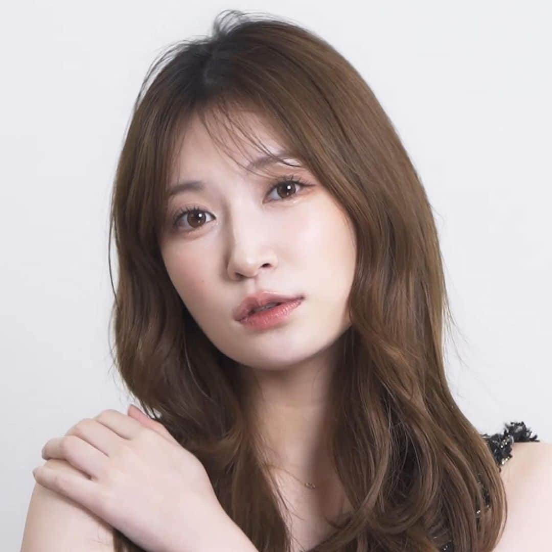 吉田朱里さんのインスタグラム写真 - (吉田朱里Instagram)「昨日のYouTube見てくれたかな？なんと！TWICEや韓国アイドルのメイクをされてる ウォン先生にメイクしていただきました🥹❤️✨ . とにかくテクニックに全部びっくりしちゃいました😳✨ 是非動画ご覧下さい💓 . 先生がプロデュースされている @wonjungyo_official_jp コスメも是非チェックしてね💓 私はパウダーがめっちゃお気に入り！」10月30日 9時26分 - _yoshida_akari