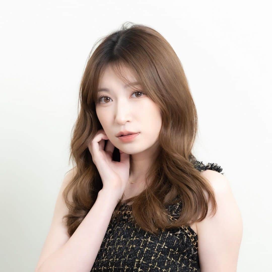 吉田朱里のインスタグラム：「昨日のYouTube見てくれたかな？なんと！TWICEや韓国アイドルのメイクをされてる ウォン先生にメイクしていただきました🥹❤️✨ . とにかくテクニックに全部びっくりしちゃいました😳✨ 是非動画ご覧下さい💓 . 先生がプロデュースされている @wonjungyo_official_jp コスメも是非チェックしてね💓 私はパウダーがめっちゃお気に入り！」