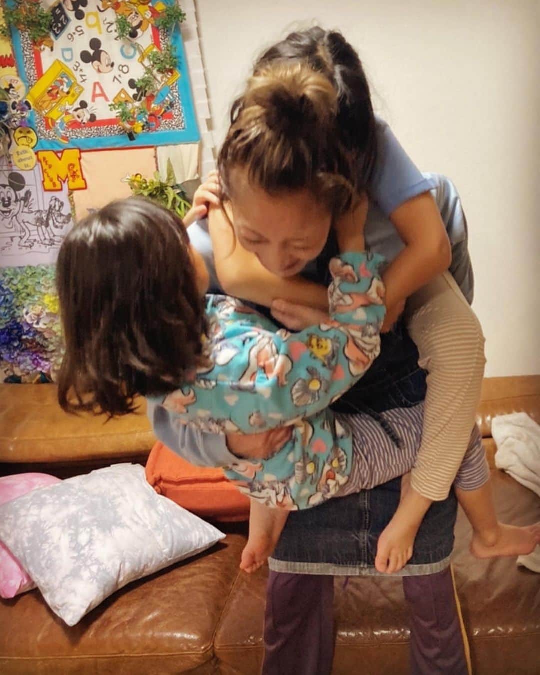 西山茉希さんのインスタグラム写真 - (西山茉希Instagram)「9歳のスタートライン。  生まれて来てくれて、 お姉ちゃんになってくれて、 健康に育ってくれて、 ただありがとう。  #いつもより強めのハグを #いつもより高めの抱っこを #happybirthday  一人抱けば一人泣く。 どちらかに特別をつくることが難しい歳頃。  ちびパンさんのお誕生日も ちびちびさんのお誕生日も、 二人にありがとうな二人の記念日。  9年目のママも宜しくね💛 まだまだ進むぞっ！  よーい、どんっ🏁  🌈👩‍👧‍👧🌈」10月30日 9時51分 - maki.nshiyama50