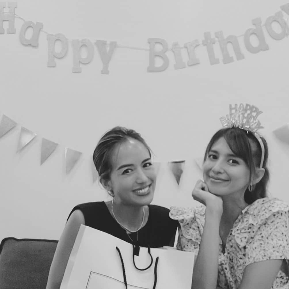 吉川ひなののインスタグラム：「Mieちゃんのバースデーのお祝いを、Mieちゃんちでサプライズ🥳  Mieちゃん不在のMieちゃんちに上がり込み😝Mieちゃんの子どもたちと、うちの子たちとこっそり飾り付けして♡  こっそりと帰りを待ち。。。  ドアが開いた瞬間  パンパカパーン🥳🥳🥳  10月中にお祝いできてよかった🤍🤍  おめでとうMieちゃん🥰🥰🥰」