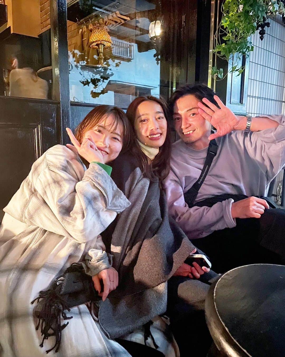 久保りさのインスタグラム：「この間とてもとても楽しかった時  もう7年もお世話になっているCuraのお二人と旦那さんズと 恵比寿にある幅味みさんへ @fukumimi_ebisu   宿利さんのお知り合いの方が 最近オープンしたお店で 宮崎を感じるお料理も美味しく 大好きな日本酒もあり 最高空間でした😍 土鍋ご飯大好き…  ちょっとひやっとした外のテラスで 皆でくっつきながら飲むお酒も 美味しかったなあ〜  兎に角伝えたいのは いつもありがとうございます、と これからもよろしくお願いします！」