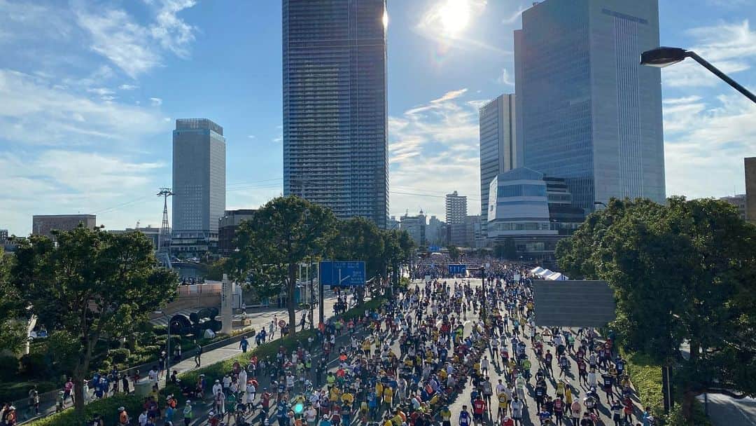鶴見辰吾のインスタグラム：「横浜マラソンに出場する義弟を応援。 見てると走りたくなるけど、走ると35km辺りで猛烈に後悔し、ゴールして全ての苦しさを忘れる。  #横浜マラソン #鶴見辰吾」