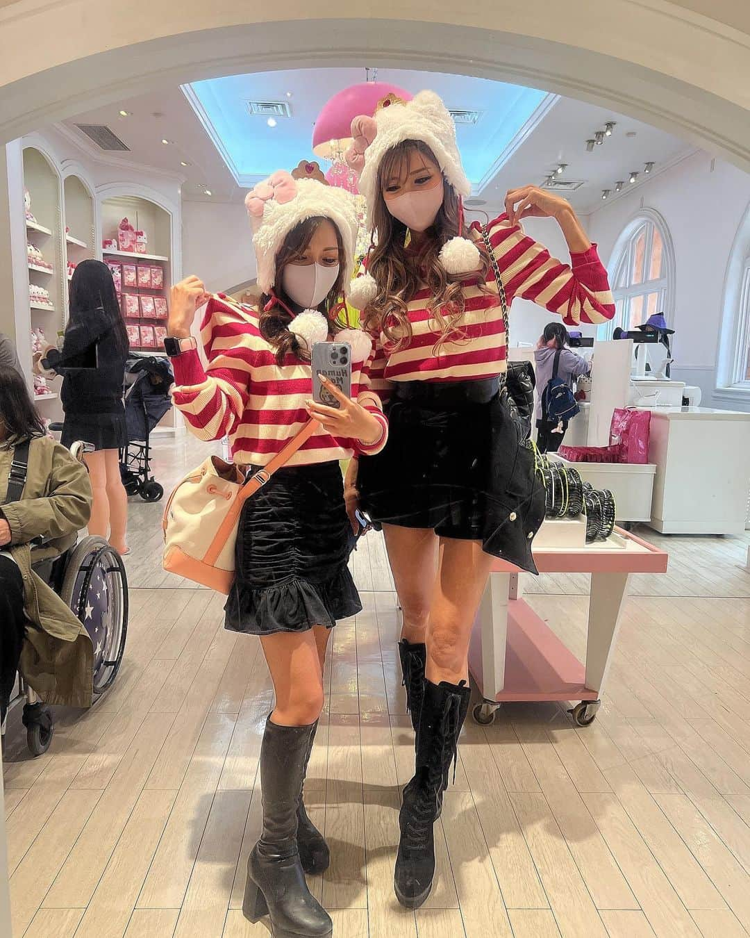 まゆさんのインスタグラム写真 - (まゆInstagram)「予定してなかったキティちゃん オソロで買った🐱💗 まだ髪の毛 くるくる状態の私たち💫 また別投稿にて🤫  #ゆにば #ユニバ #ユニバハロウィン #ユニバコーデ #キティちゃん #usj」10月30日 12時09分 - mayumixx119