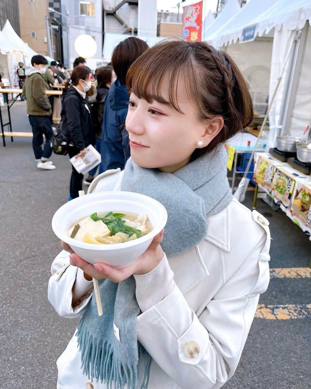 仮屋未来のインスタグラム：「盛岡大通りパラダイスに ⁡ きのうのGO!Go！いわて終わりに 行ってきました💕 ⁡ ⁡ きょうまで開催で 大通りでは 「三陸ラーメン祭り」が あるそうです🍥🍜 ⁡ ⁡ 土曜日はいつもより早く起きるので 1日が長く感じます🙂☀️ ⁡ ⁡ 早くもマフラーを出しました🧣 　周りをみると 　　　まだ着けている人はあまりいませんでした☃️ ⁡ 最後の一枚は川沿いの好きな景色です💕 橋の上から岩手山がきれいに見えます🗻 ⁡ ⁡ ⁡ #岩手　#大通り　#盛岡 #盛岡大通りパラダイス　#2022 #岩手朝日テレビ　#アナウンサー」