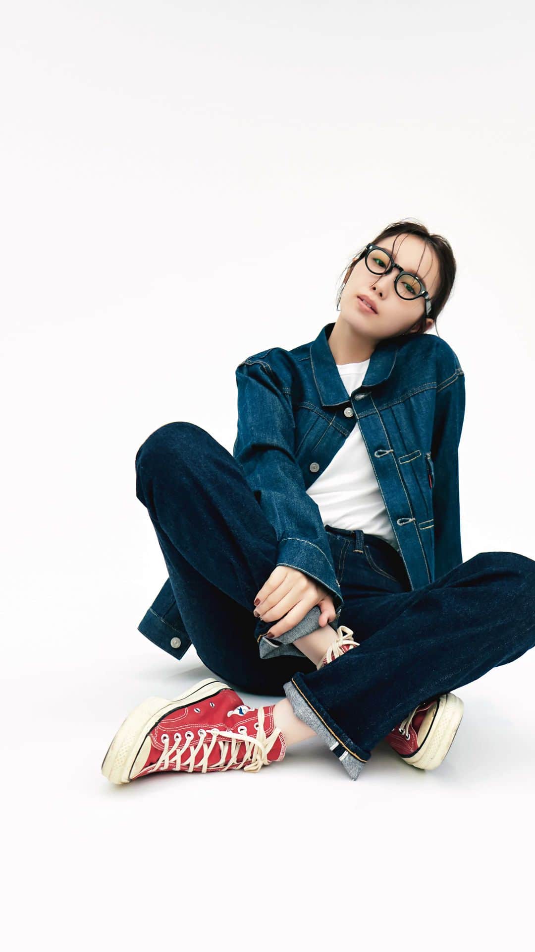 飯豊まりえのインスタグラム：「.  Levi's❤️😮‍💨 ずーっと大好きで 自分のクローゼットも リーバイスが圧倒的な数を占めています オンリーワンデニムブランド！  お仕事ご一緒できて光栄でした✨  @levis_japan」