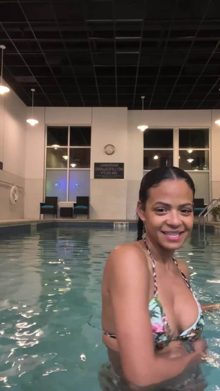 クリスティーナ・ミリアンのインスタグラム：「Swim & Vibe wit y’all.. 🫶🏽 #livestream #live #beingrandom」