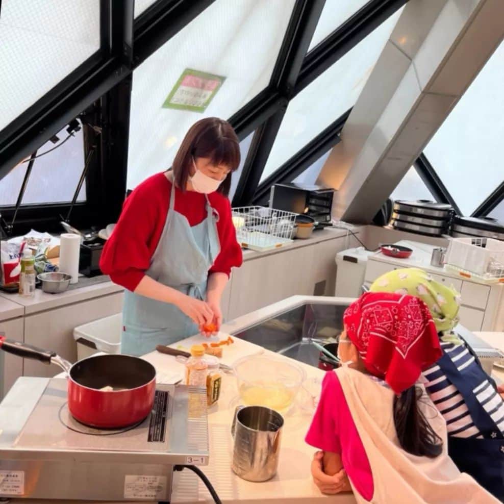 三島葉子さんのインスタグラム写真 - (三島葉子Instagram)「【TokyoWorks】文化庁×ギャラクシティ「こどもの和食教室 お正月料理を学ぶ4回講座」先月から始まりました💡 おせち料理に込められた願いや思いを学びながら作ります。 新潟、博多、京都、東京の各地方の特色あるお雑煮も作ります🙆 私自身も改めてお正月料理の勉強をさせて頂いているような、そんな楽しい講座です✨  #ギャラクシティ #文化庁 #こどもの和食教室 #おせち料理 #お雑煮 #新潟雑煮 #フードコーディネーター #三島葉子」10月30日 12時42分 - mishima_yoko