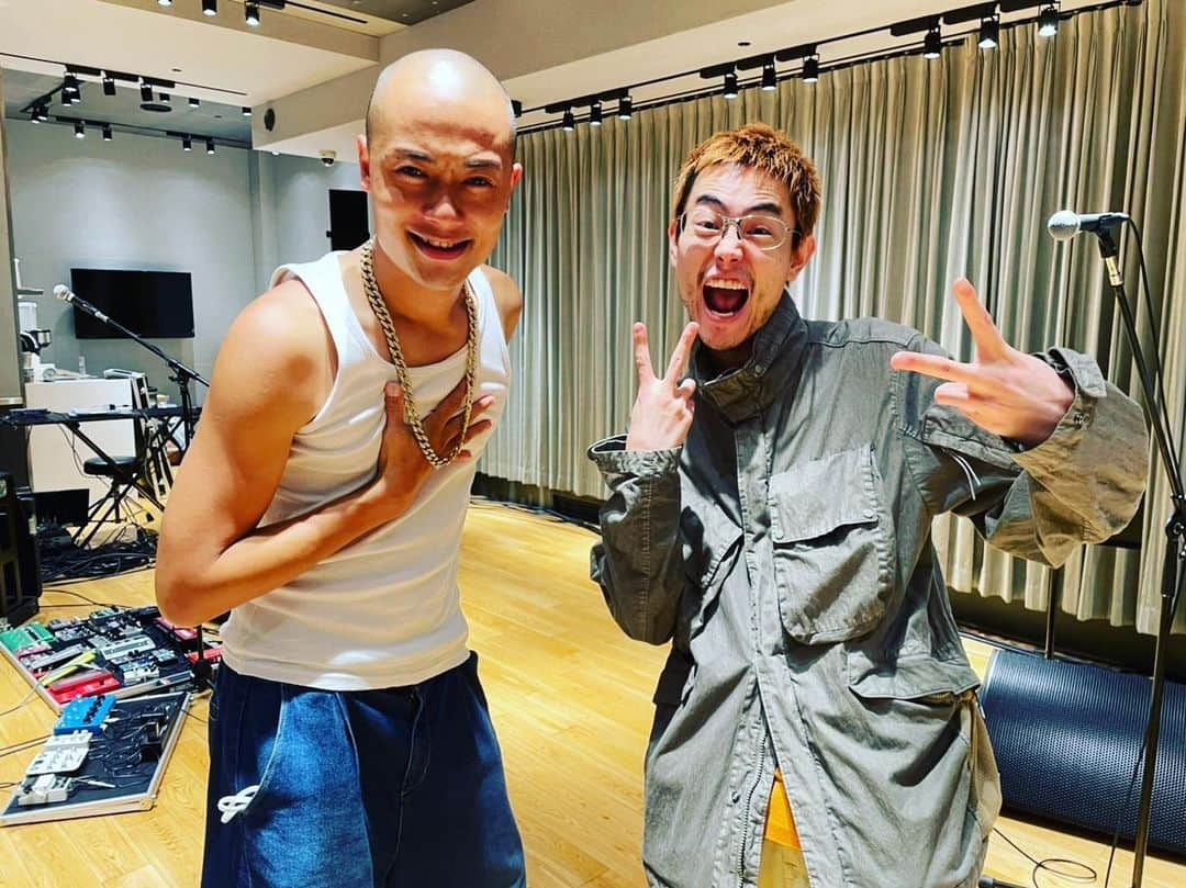 バッドナイス常田さんのインスタグラム写真 - (バッドナイス常田Instagram)「2022.10.30  菅田将暉さんのツアーの幕間VTRで将暉さんと2人でお芝居させてもらってます。 将暉さんの演技と歌声はどちらも心に直接さわりかけられてるような感覚がありました。 もっとさわってほしい、もっとさわってほしい、といったエナジーを凄く感じるけど、威嚇のない快活なエナジーで心地よく心をさわられっぱなしで、その魅力に引き込まれっぱなしでした。 休憩中も多くの言葉を交わした訳ではないですが、昔からの地元の知り合いだったと勘違いしてしまうほど、接しやすく魅力の塊みたいな方でした。 そんな将暉さんとだったから、2人での演技のセッションもめちゃくちゃ楽しかったす。 最高の刺激と学びを頂きありがとうございます。 みなさんも是非ともライブで将暉さんの魅力を体感してみてください！！」10月30日 13時44分 - badnice.tuneda