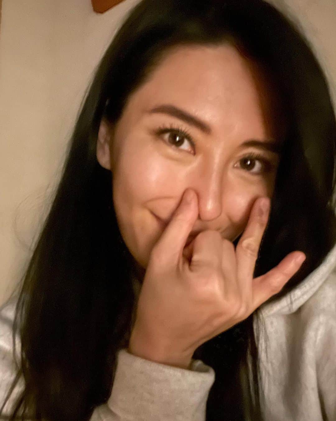 矢吹春奈のインスタグラム：「ナーディーショーダナ。呼吸洗浄法。 Nadi Shodhana.  左右の鼻の穴からそれぞれ呼吸を繰り返します。自律神経が整う呼吸法です。  This is one of yoga breathing technique. Called Nadi Shodhana. This is cleanse for the breath. Continuously breathing through from Right and left side of nose, it balances out the nerve systems.  #yoga #pranayama #breathingtechniques #peace #ojas #yogini」