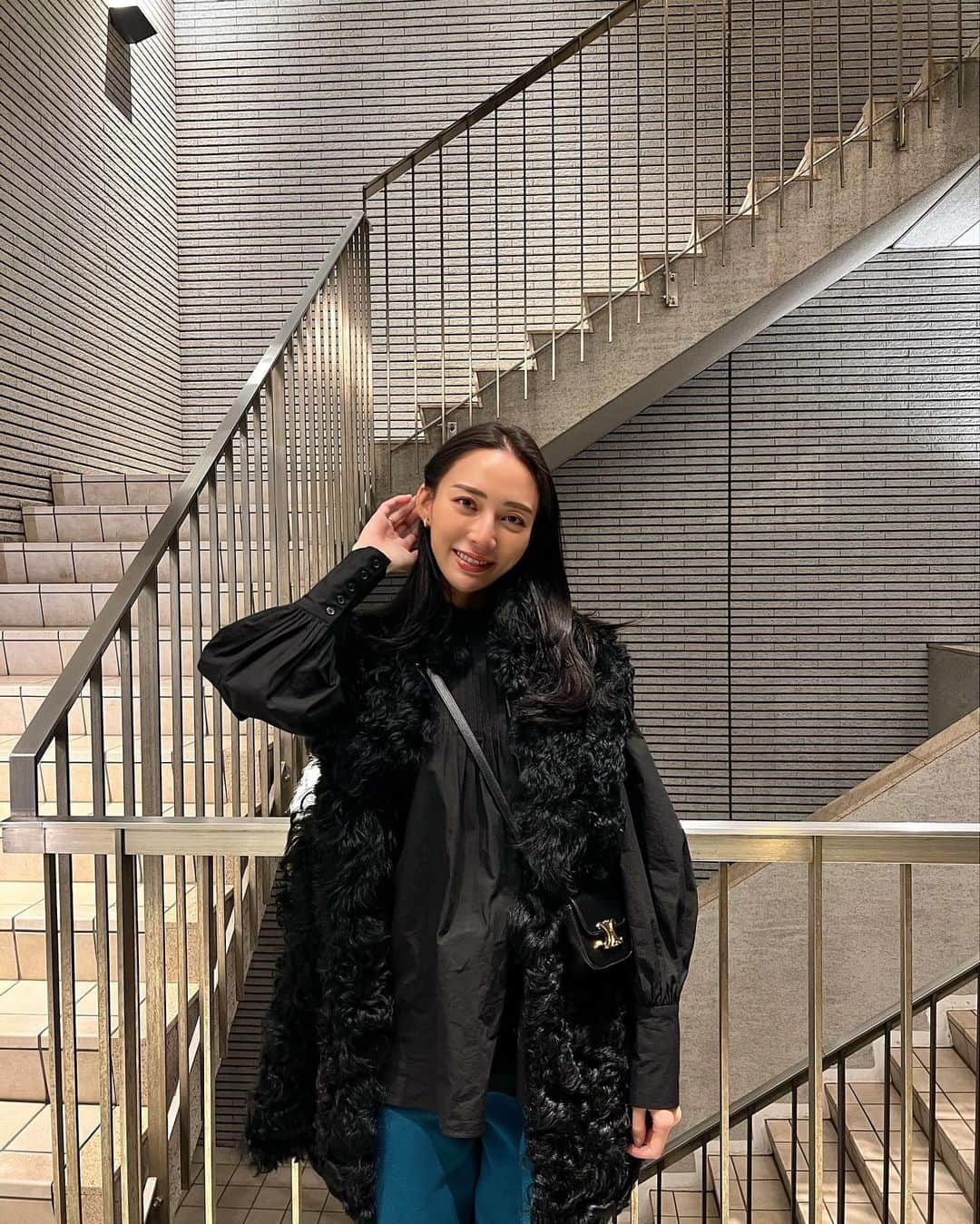 中島ケイカさんのインスタグラム写真 - (中島ケイカInstagram)「私服⭐️  ハリハリのシャツは袖部分の膨らみ具合いがとてもお気に入り♡  shirt: @ambientofficial コラボアイテム vest: @akrisofficial  pants: @plus_women.azulofficial  boots: @searoomlynn_official  bag: @celine   中華食べに行った帰り📸  #fashion #coordinate #outfit #ootd #ambient #keicaxambient  #akris #celine #pluswomen #searoomlynn」10月30日 23時22分 - kathy_tan529