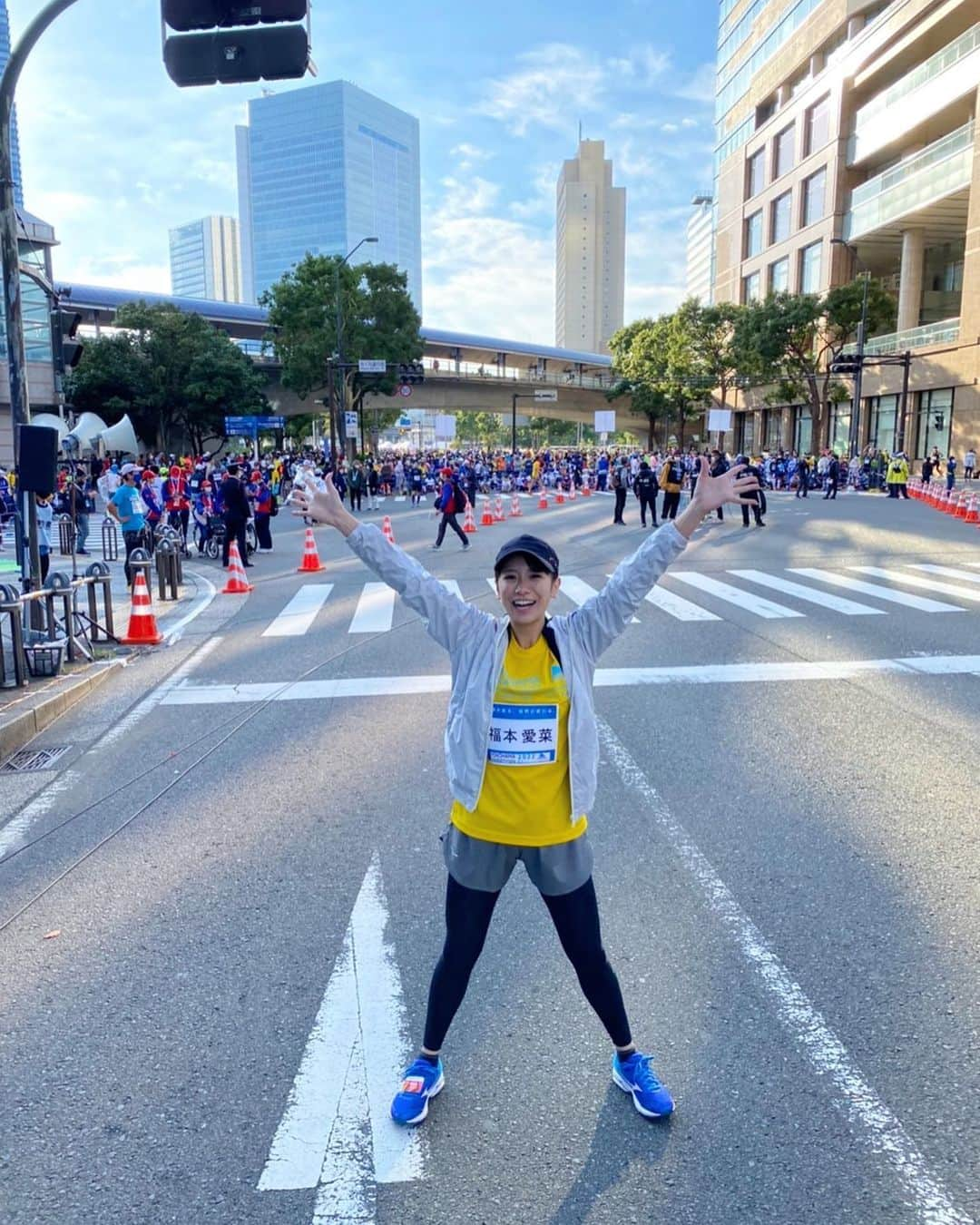 福本愛菜さんのインスタグラム写真 - (福本愛菜Instagram)「初の横浜マラソン🏃🏽‍♀️！！！ 4時間53分24秒で無事完走しました☺️💓  応援に来てくれたファンの皆さん、沿道で声かけてくれた皆さん、共に励まし合いながらゴール目指したランナーの皆さん、配信からエール送ってくださってた皆さん、そしてスタートからゴールまでサポートしてくださったTEAM愛菜の皆さん！ ほんまにありがとうございました🙇🏽‍♀️皆さんのおかげで走り切れたよ〜🙏✨  とりあえず今日はヘトヘトすぎるのでまた明日写真とかアップするね〜👍  お疲れ様でした🥰  #横浜マラソン #フルマラソン #AbemaTV #Abema #マラソン大会 #無事 #完走 #応援 #ありがとうございました #感謝 #🙏」10月30日 23時26分 - aina_fukumoto