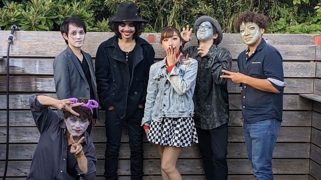 山口リサのインスタグラム：「3年ぶりのライブというライブ♪ 山口リサと告知をしてのライブ。  次男妊娠中だったり、一曲だけシークレットでとか、何かあればライブをお休みできるように名前を出さずに歌うことはありましたが…  久しぶりにシッカリ告知してしていただきのハロウィンライブ🎃👻  2週間前から酷い風邪をひいた子供たちと24時間過ごしながら、最終的に喉風邪をもらってしまい😅今までの経験を駆使した徹底喉風邪退治。  私このまま本当にゾンビになっちゃうんじゃないかと生きた心地がしませんでした😂  ぁあライブをするってこれだけ気力に体調管理にモチベーションに、色んなプレッシャーと闘いながらやっていたなって久しぶりにアーティストとしての緊張感…こんな大変なプレッシャーと子育てと両立ってめっちゃハード😨  一回心折れました😂  でもやっぱりこういう機会をいただけオファーをくれた意味を真剣に考えて、与えてもらった使命は私が与えられることなんだと改めて気づきました🧡  ライブを終えて、とても幸せ。  仕事を早く終わらせて来てくれたり、わざわざ横浜から来てくれた人もいたり、  逆に三曲だけで申し訳なかったかなって思いました😅 聴きに来てくれてありがとうございました🧡  誘ってくれた希さんも子供2人を産んでからの現場復帰の大変さを理解してくれているからこそ、 このタイミングで誘ってくれたんだろうなって思っています🙇‍♀️ありがとうございました🧡  バンドの皆様も色んなハプニングの中成功させたい一心でギリギリまで対応してくれて感謝です🙏バンドならではの楽しさに、ダンサーの皆さんのパワーが合わさって、終始あたたかい空気の中みんながハッピーなイベントでした😆🎃❣️  やっぱり音楽っていいよねっ✨😂  私らしくまた歌っていきますのでよろしくお願いします🤗🤗🤗」