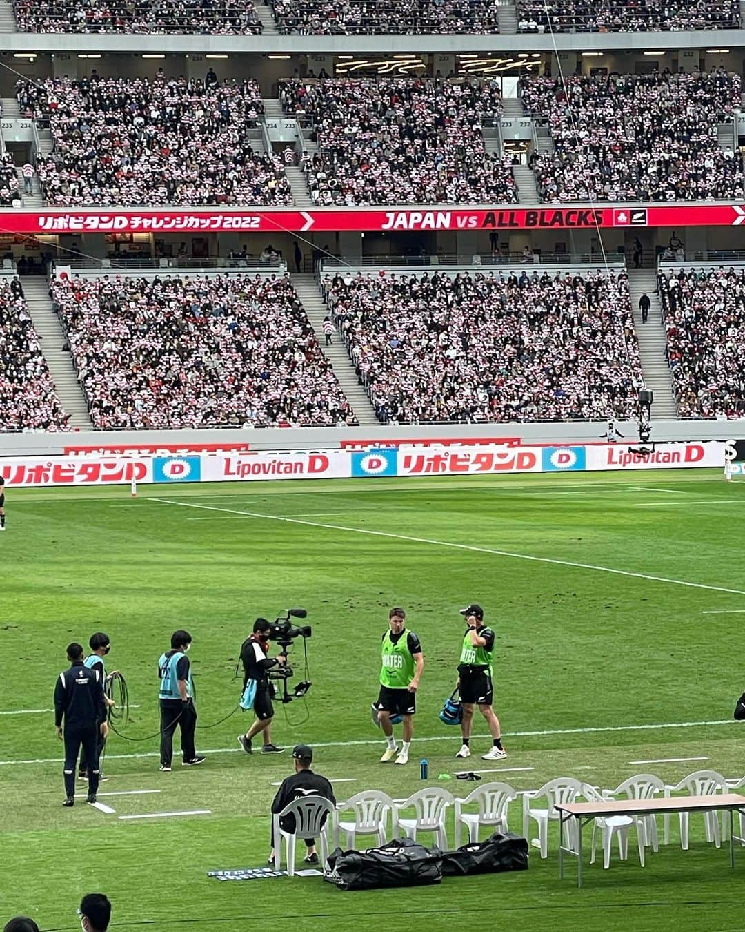 上野優花さんのインスタグラム写真 - (上野優花Instagram)「この上なく #本日もラグビー観戦日和でした 土曜日のニュージーランド戦🏉  初めて生で見るハカに 鳥肌とワクワクが止まらなかった🥹✨  ニュージーランド代表の 素晴らしいプレーの数々に 「手に磁石でも付いてるの？！」 とつい子供みたいな感想を抱いたり…😂✨  山沢選手のトライも嬉しかったし、 姫野選手の気迫のこもったジャッカルも痺れたなぁ‼️  試合後もたくさんのお客さんが残って 選手にエールや拍手を送っていて これこれこれ！！と🤩  ラグビーってさ、 ノーサイドという言葉通り 試合後は敵味方関係なく 握手したりユニフォームを交換したり話したり… お互い讃え合う文化があって。  私はその文化が大好きで、 よく大学生の頃は 試合後最後のお客さんの何人かになるまで 客席から眺めていたな〜 なんてことを思い出させてくれた 最高の1日でした😊  #ラグビーを愛してる #ラグビー日本代表 #テストマッチ #ラグビー #ラグビー好きな人と繋がりたい  #はじめてのラグビー観戦は2011年の確か早慶戦 #今年で12年目 #大学ラグビーも早く観戦したい」10月30日 23時59分 - yuka_ueno89