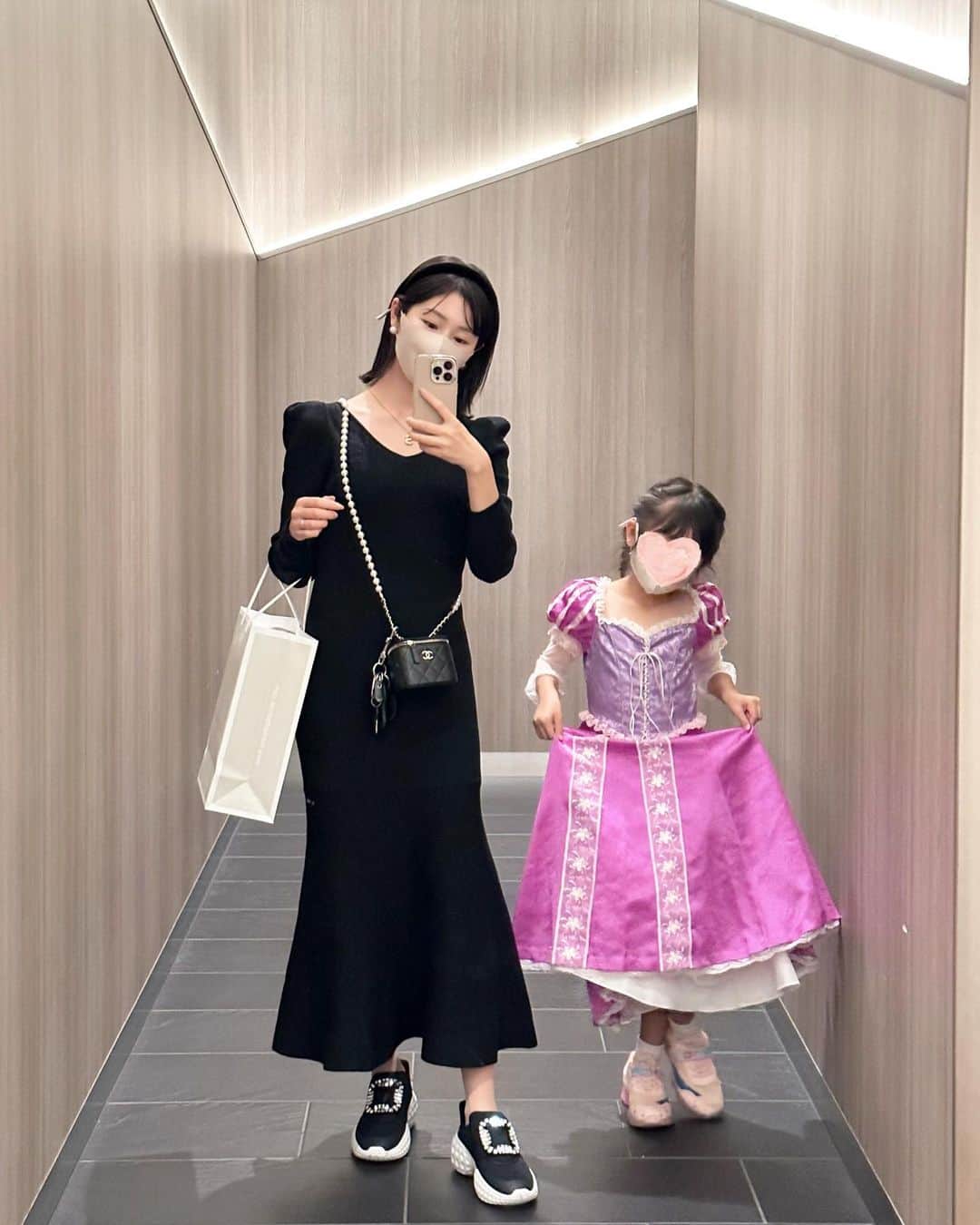 ほしのこのインスタグラム：「ハッピーハロウィン🎃 少しでもハロウィン気分を味わってもらいたくて🤎 黒猫ちゃん着たがってたのに わたしが頼んだもの なんと11月中旬発送だった🤯😳  …やるよね〜。  ワンピ @herlipto  スニーカー @rogervivier  カチューシャ @alexandredeparis_official」