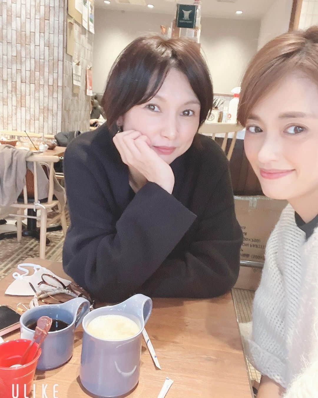 飯田亜希子さんのインスタグラム写真 - (飯田亜希子Instagram)「* なかなか時間が合わなくて、久しぶりにやっと会えた同じ事務所のあきちゃん♡　@aki._.s.m   会った瞬間から注文も忘れ話し続け店員さんを待たせる…😅  料理の写真も撮り忘れ、カフェに移動し今度は慣れないSNSについて真剣に語る…と言うか一方的にしゃべる🤣  ここでは写真を撮ろう！と意気込んだものの、あきちゃんの自撮りの不慣れさ(人の事は言えませんが😅)に笑いが止まらない😂  自分が半分しか写ってないのに、満足しているあきちゃんが可愛い過ぎ♡  沢山しゃべって、沢山笑って、幸せな日でした♡ありがとね〜♡♡♡  #だいかんやま#代官山#ランチ #らんち #lunch #中華 #かふぇ #カフェ #☕️#あきあき #休日 #泣き笑い  #ママ #ママモデル #モデル #mama #mamamodel #model」10月31日 0時19分 - akki_idea