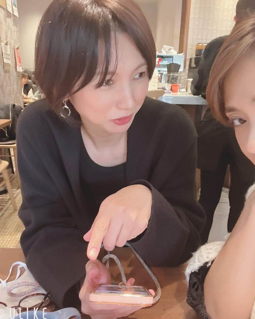 飯田亜希子さんのインスタグラム写真 - (飯田亜希子Instagram)「* なかなか時間が合わなくて、久しぶりにやっと会えた同じ事務所のあきちゃん♡　@aki._.s.m   会った瞬間から注文も忘れ話し続け店員さんを待たせる…😅  料理の写真も撮り忘れ、カフェに移動し今度は慣れないSNSについて真剣に語る…と言うか一方的にしゃべる🤣  ここでは写真を撮ろう！と意気込んだものの、あきちゃんの自撮りの不慣れさ(人の事は言えませんが😅)に笑いが止まらない😂  自分が半分しか写ってないのに、満足しているあきちゃんが可愛い過ぎ♡  沢山しゃべって、沢山笑って、幸せな日でした♡ありがとね〜♡♡♡  #だいかんやま#代官山#ランチ #らんち #lunch #中華 #かふぇ #カフェ #☕️#あきあき #休日 #泣き笑い  #ママ #ママモデル #モデル #mama #mamamodel #model」10月31日 0時19分 - akki_idea