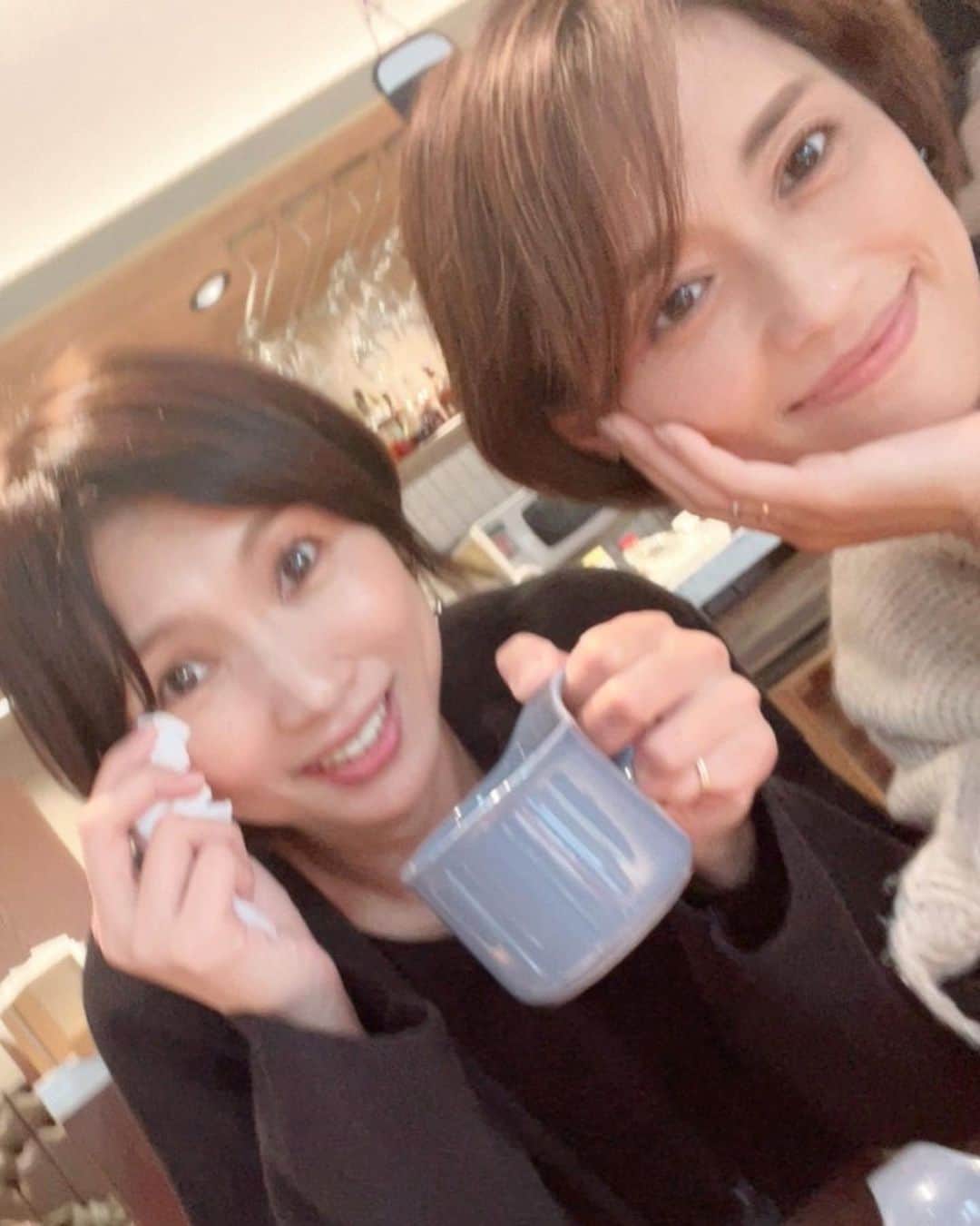 飯田亜希子さんのインスタグラム写真 - (飯田亜希子Instagram)「* なかなか時間が合わなくて、久しぶりにやっと会えた同じ事務所のあきちゃん♡　@aki._.s.m   会った瞬間から注文も忘れ話し続け店員さんを待たせる…😅  料理の写真も撮り忘れ、カフェに移動し今度は慣れないSNSについて真剣に語る…と言うか一方的にしゃべる🤣  ここでは写真を撮ろう！と意気込んだものの、あきちゃんの自撮りの不慣れさ(人の事は言えませんが😅)に笑いが止まらない😂  自分が半分しか写ってないのに、満足しているあきちゃんが可愛い過ぎ♡  沢山しゃべって、沢山笑って、幸せな日でした♡ありがとね〜♡♡♡  #だいかんやま#代官山#ランチ #らんち #lunch #中華 #かふぇ #カフェ #☕️#あきあき #休日 #泣き笑い  #ママ #ママモデル #モデル #mama #mamamodel #model」10月31日 0時19分 - akki_idea