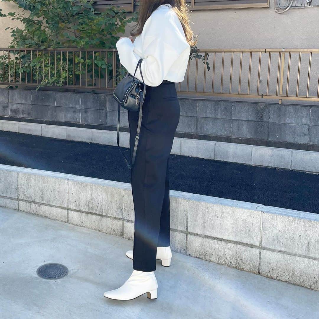 yuu_renonのインスタグラム：「@urs_official  ダンボールVネックオーバーサイズトップス👚 ダンボールコクーンパンツ👖  どちらもダンボール素材で コクーンシルエットがポイントなトップスと センタープレスデザインが 脚をスッキリ見せてくれる👖 セットアップで着ても 別々で着ても♡  🔖2022winter LOOKBOOK 　サイトアップ	 🔖期間限定　人気アイテムに使える10％OFFクーポン	 期間：10/28(金)11:00～11/4(金) 10:59	  	 #urs #ユアーズ #urs_styling #urs_official #タイアップ#ダンボールVネックオーバーサイズトップス#ダンボールコクーンパンツ#秋コーデ#着回しコーデ#毎日コーデ#カジュアルコーデ#ファッション	 	 @urs_official	 #骨格ストレート #骨格ウェーブ#イエベコーデ #ブルベコーデ #イエベ春」